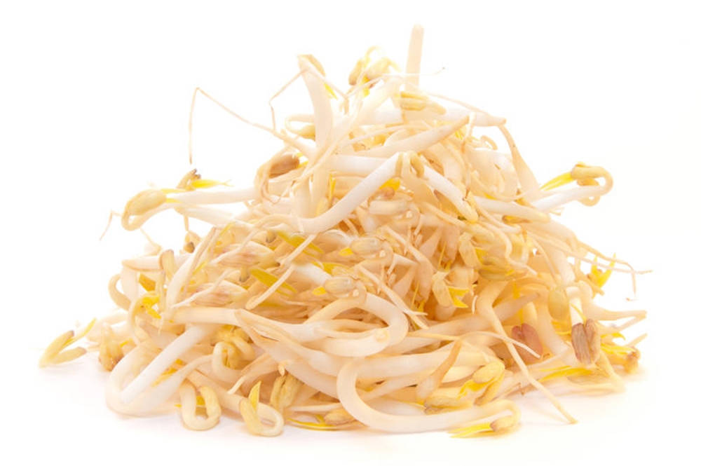 新鮮芽菜高高堆起在白色背景上