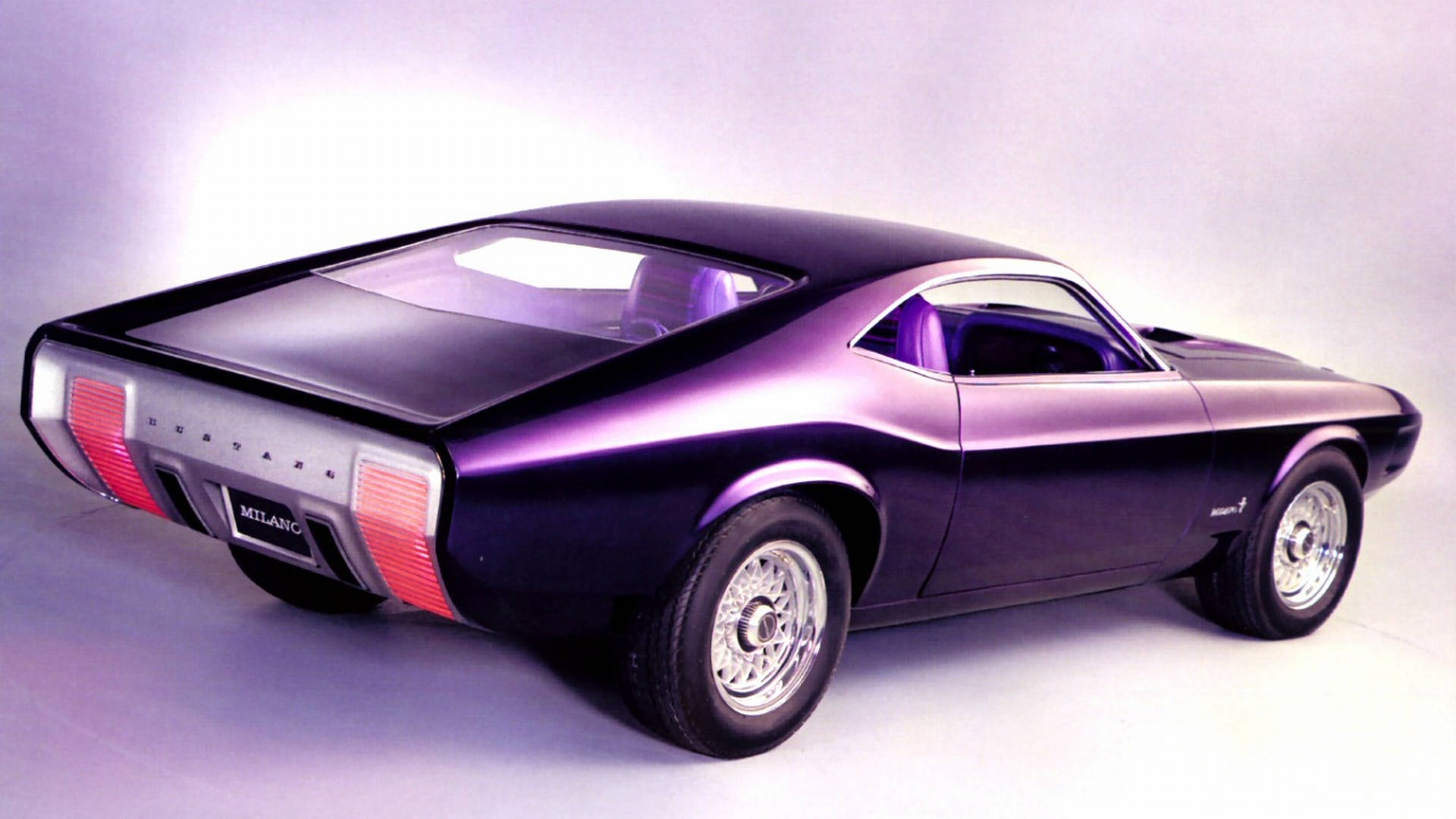 紫色復古 Mustang Milano 概念車，配備鍍鉻輪圈和紅色尾燈。