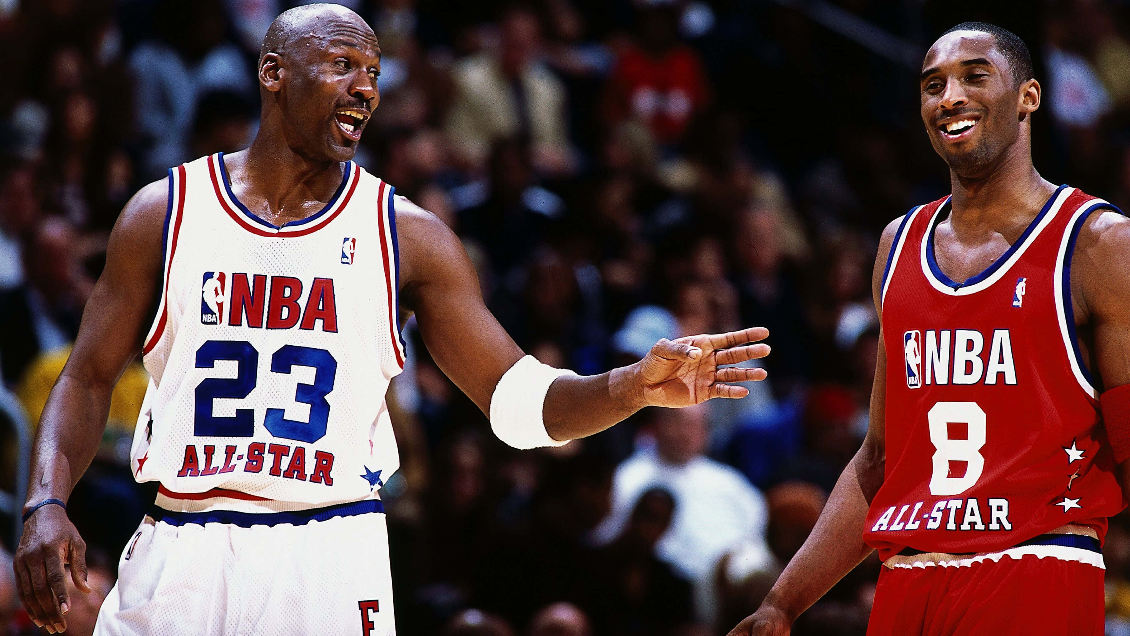 科比· Bryant 桌布 壁紙 — 米高佐敦和高比拜仁在擠滿觀眾的場館中，於NBA全明星賽中微笑並做手勢。