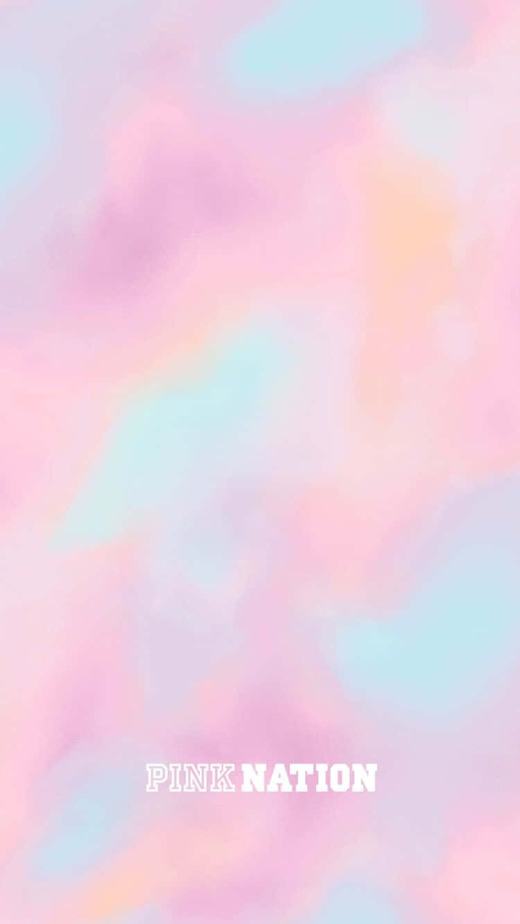 粉紅、藍同桃色水彩漩渦，上面有白色文字寫住 pink nation。