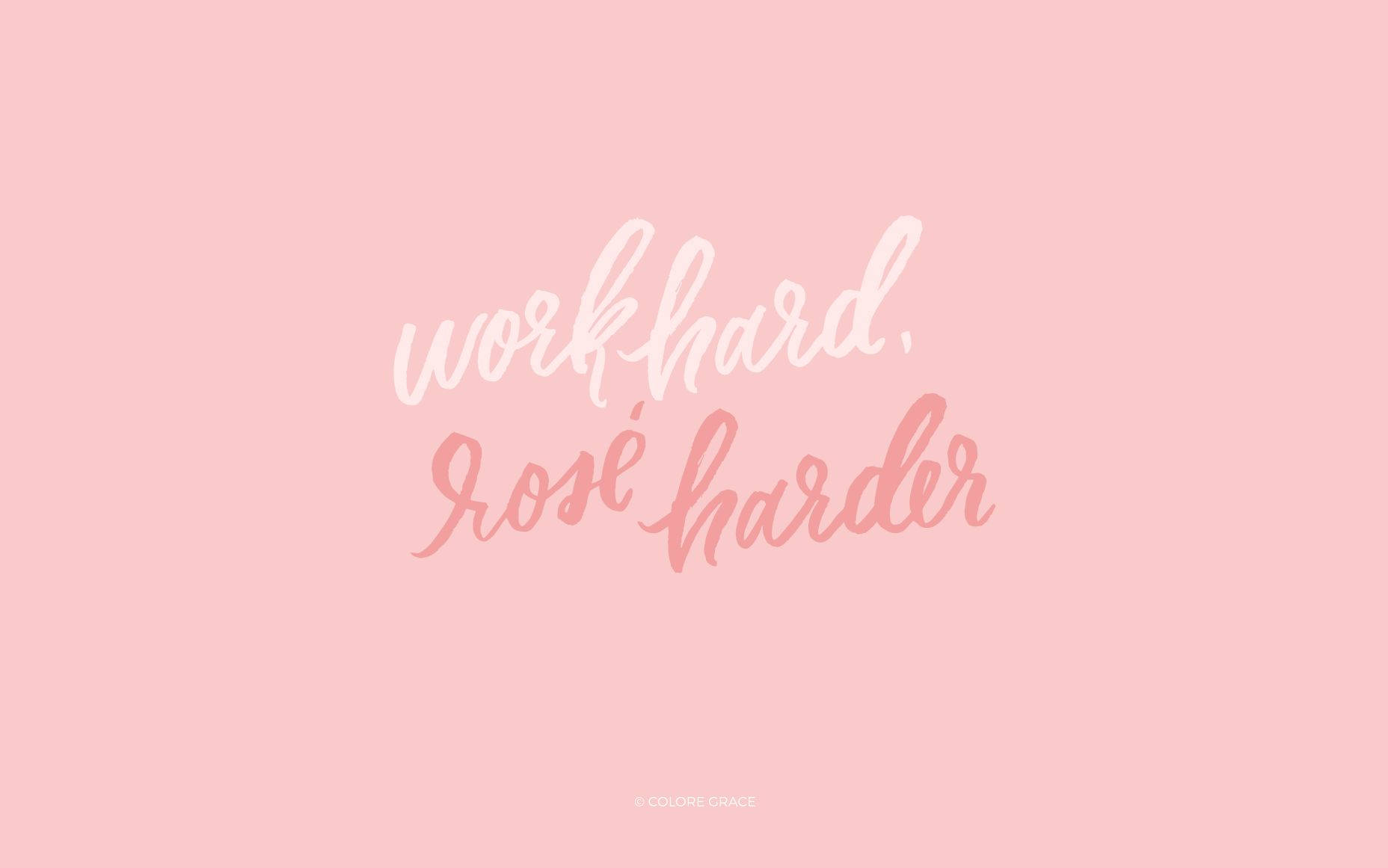 在柔軟的粉紅色背景上，以優雅草書呈現的勵志名言 work hard rosé harder。