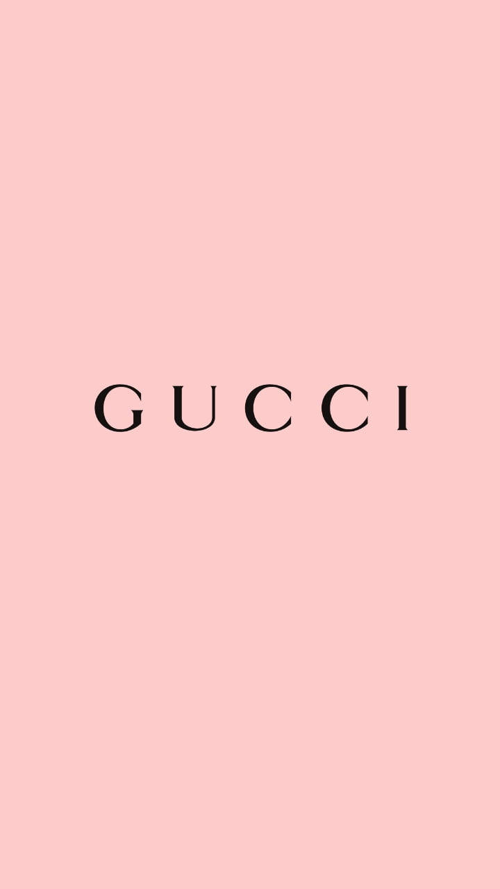 粉色背景，中央放置黑色Gucci標誌文字。