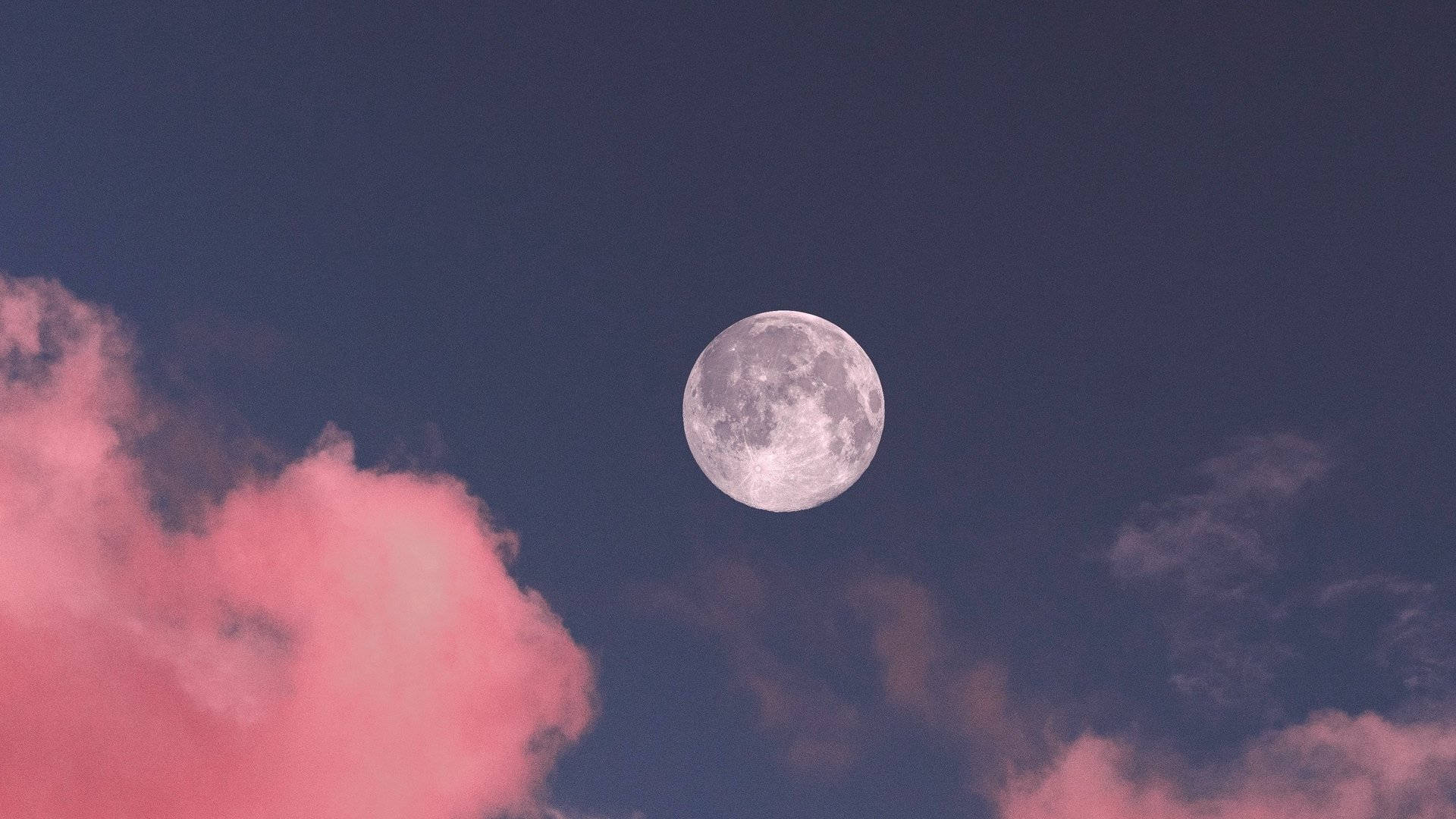 粉彩天空與唯美月色 壁紙 — 一輪滿月在深藍色天空與柔和粉紅雲彩中寧靜地發光。