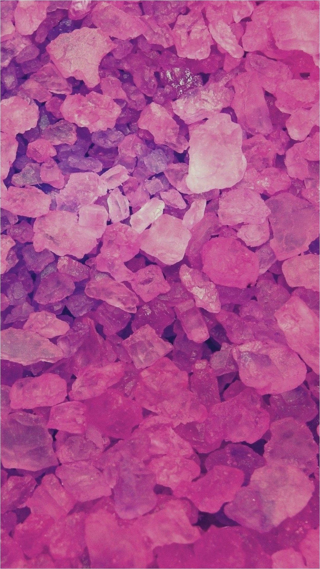粉紅色結晶鹽的特寫，帶有閃爍切面和柔和的高光。