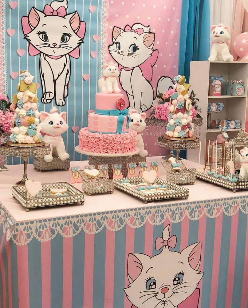 粉白主題瑪麗貓生日派對 壁紙 — 一個以 Marie Cat 為主題的夢幻生日派對桌，裝飾著粉藍色條紋、多層蛋糕和毛絨貓咪公仔。