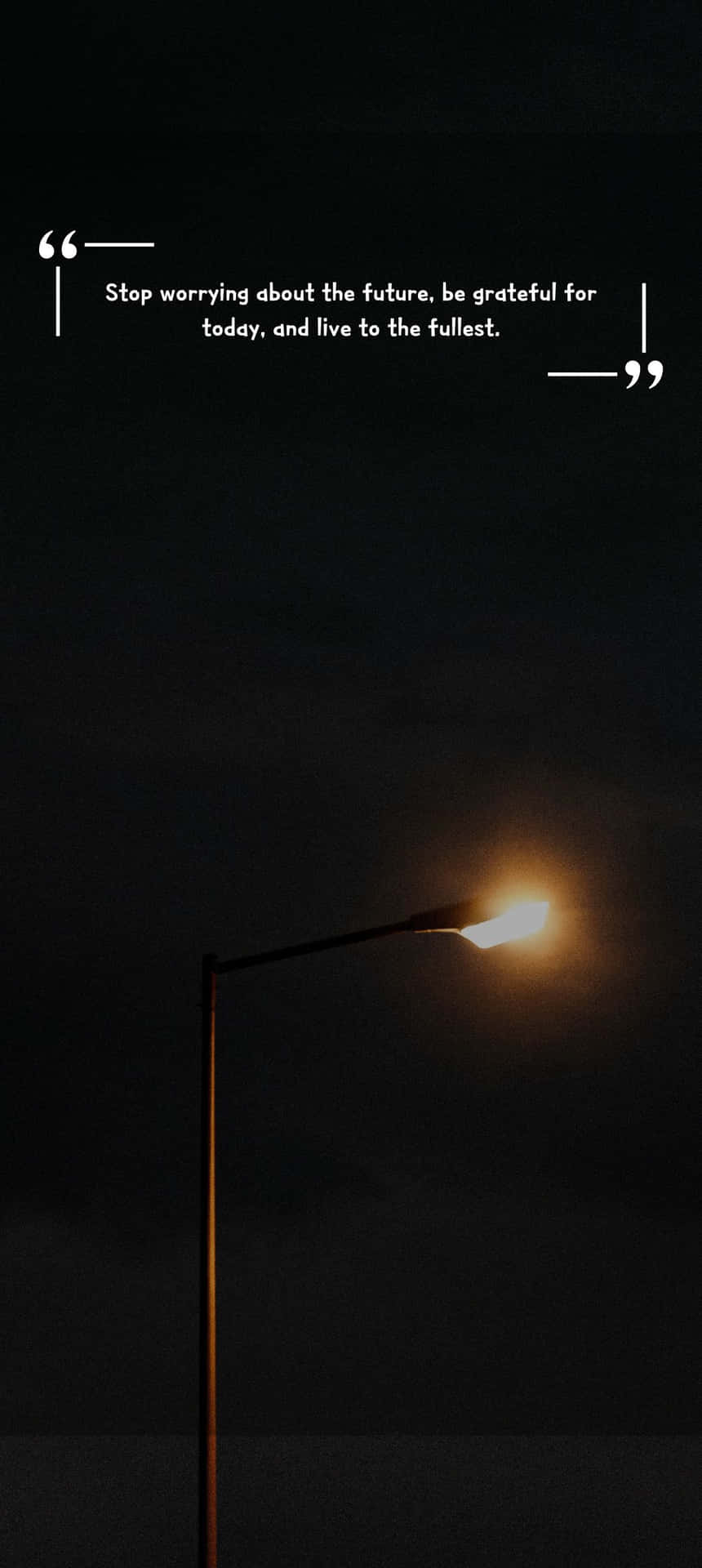 夜晚發光的街燈，附有關於活在當下的勵志語錄。