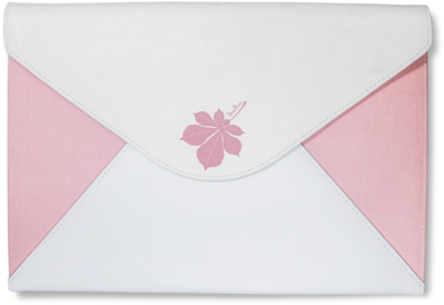 粉白花卉圖案 Macbook 保護套 壁紙 — 一個白色和粉紅色的信封，封蓋中央有一個精緻的粉紅色櫻花圖案。