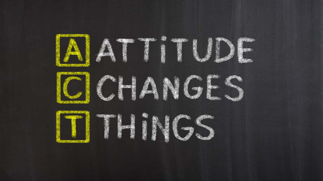 1280x720 桌布 壁紙 — 粉筆字在黑板上拼出「ATTITUDE CHANGES THINGS」，其中 A C T 字母以黃色突出顯示。