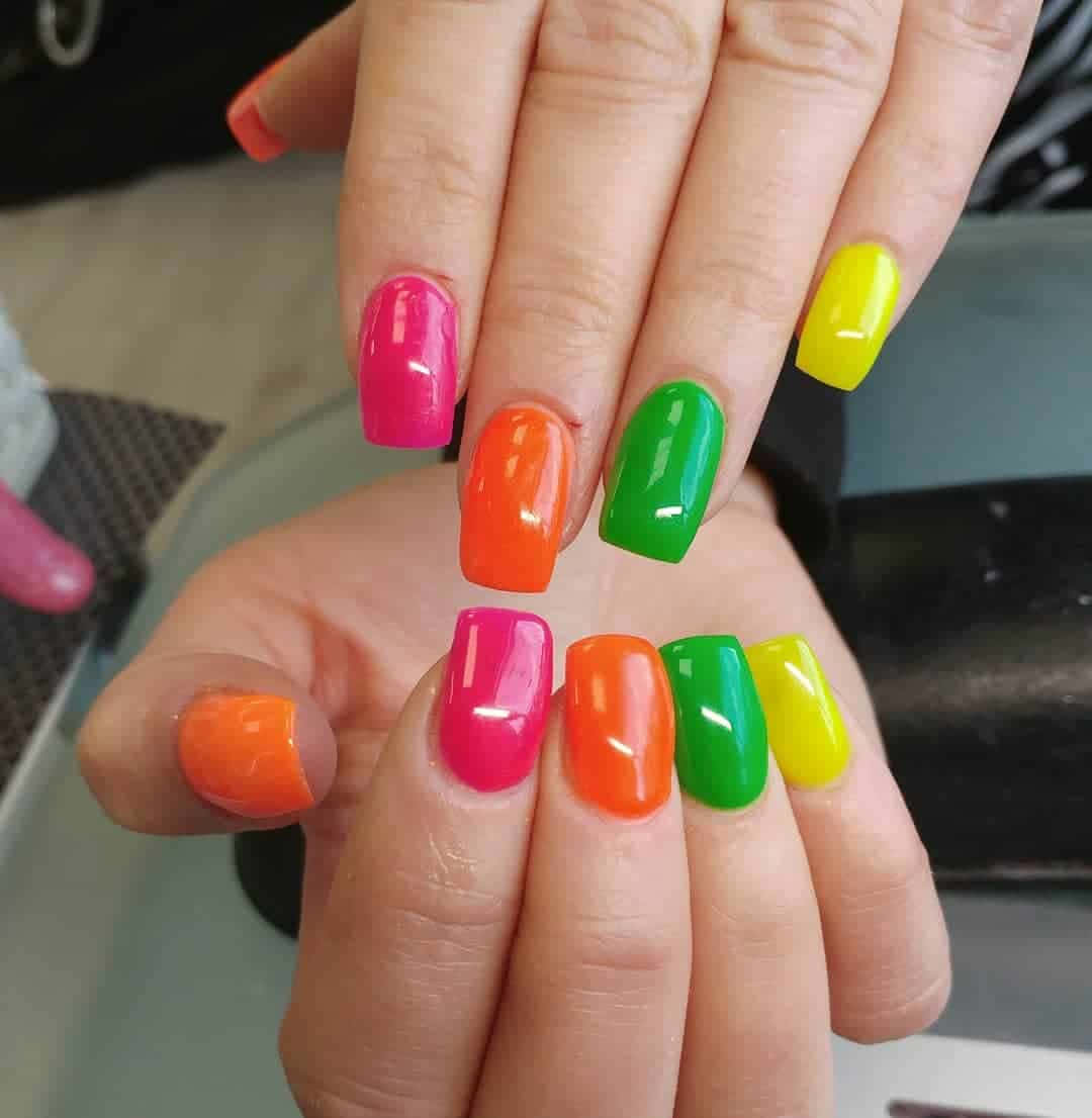 Spring Nails 桌布 壁紙 — 粉紅、橙、綠、黃色嘅鮮豔螢光指甲以彩虹圖案排列喺手上。