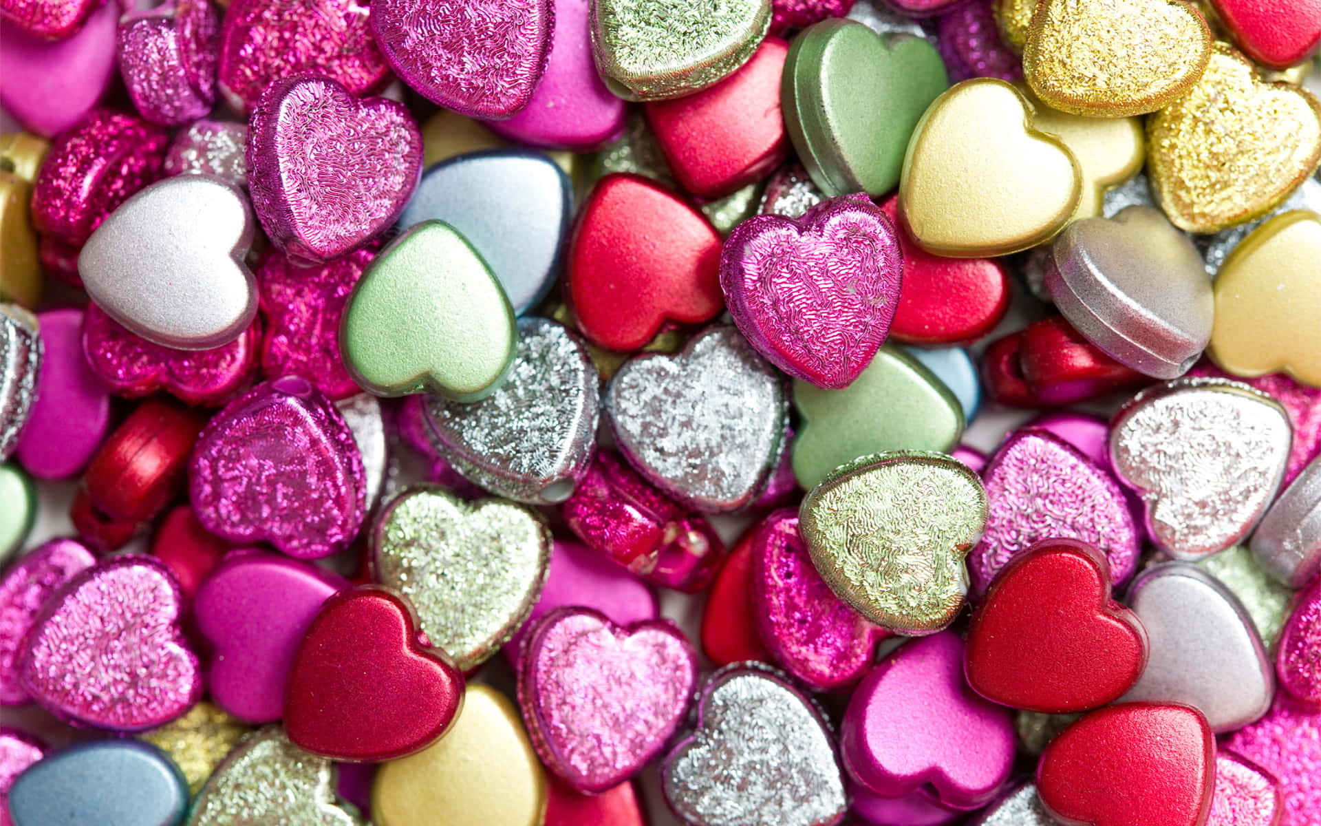 3d Heart 桌布 壁紙 — 粉紅、紅、金、銀色調嘅各種閃亮心形糖果嘅鮮豔近鏡。
