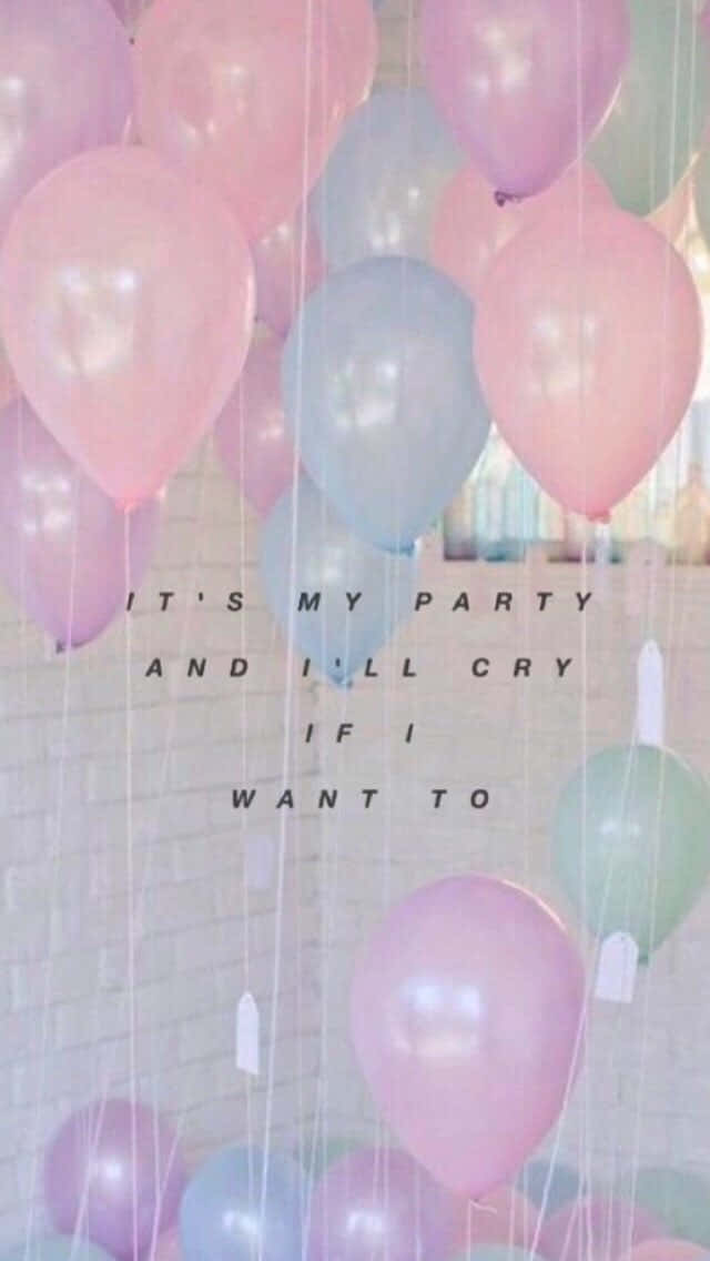 Melanie Martinez 桌布 壁紙 — 粉紅、藍色和綠色的柔和色調氣球漂浮在白色磚牆前，帶有文字疊加。