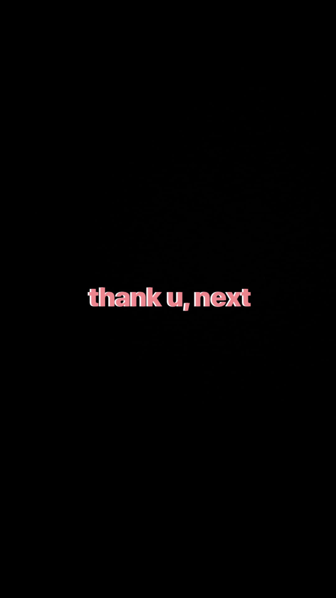 粉紅色文字寫著 thank u,next 在黑色背景上。