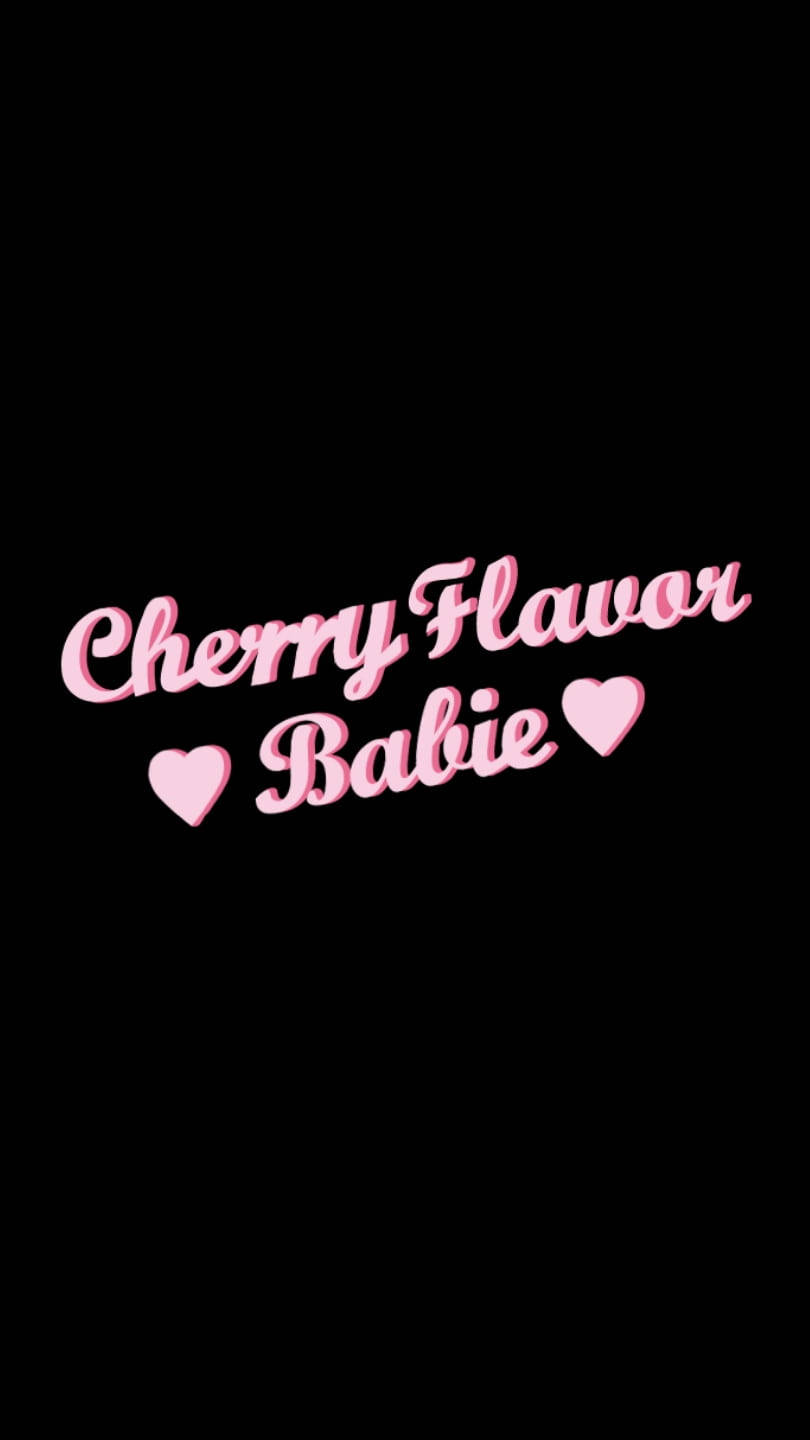 粉紅色草書文字 Cherry Flavor Babie，黑色背景上有心形圖案。