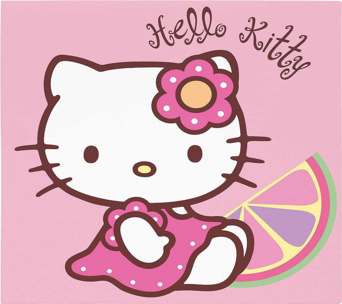 粉紅Hello Kitty與橙片 壁紙 — Hello Kitty 身穿粉紅色圓點連衣裙，在柔和的粉紅色背景前拿著色彩繽紛的柑橘片。