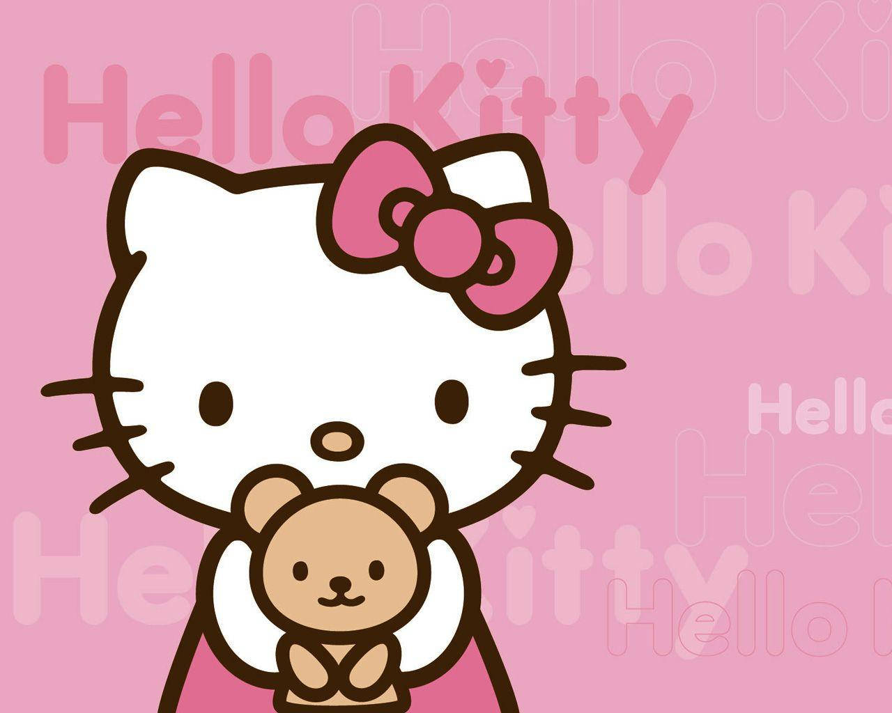 粉紅Hello Kitty與泰迪熊 壁紙 — Hello Kitty 喺重複 Hello Kitty 文字嘅粉紅色背景上抱住一隻泰迪熊。