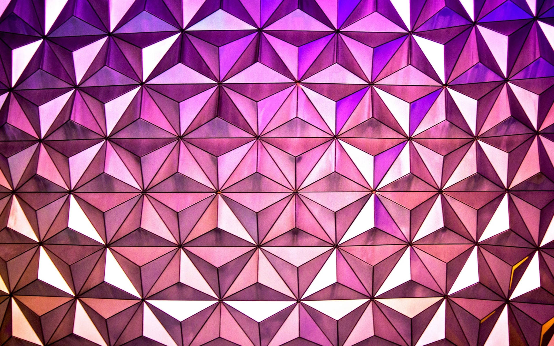 粉紅光暈的Epcot球體 壁紙 — 一個由相互交錯的三角形組成的迷人幾何牆壁，散發著充滿活力的紫色、粉紅色和白色光芒。