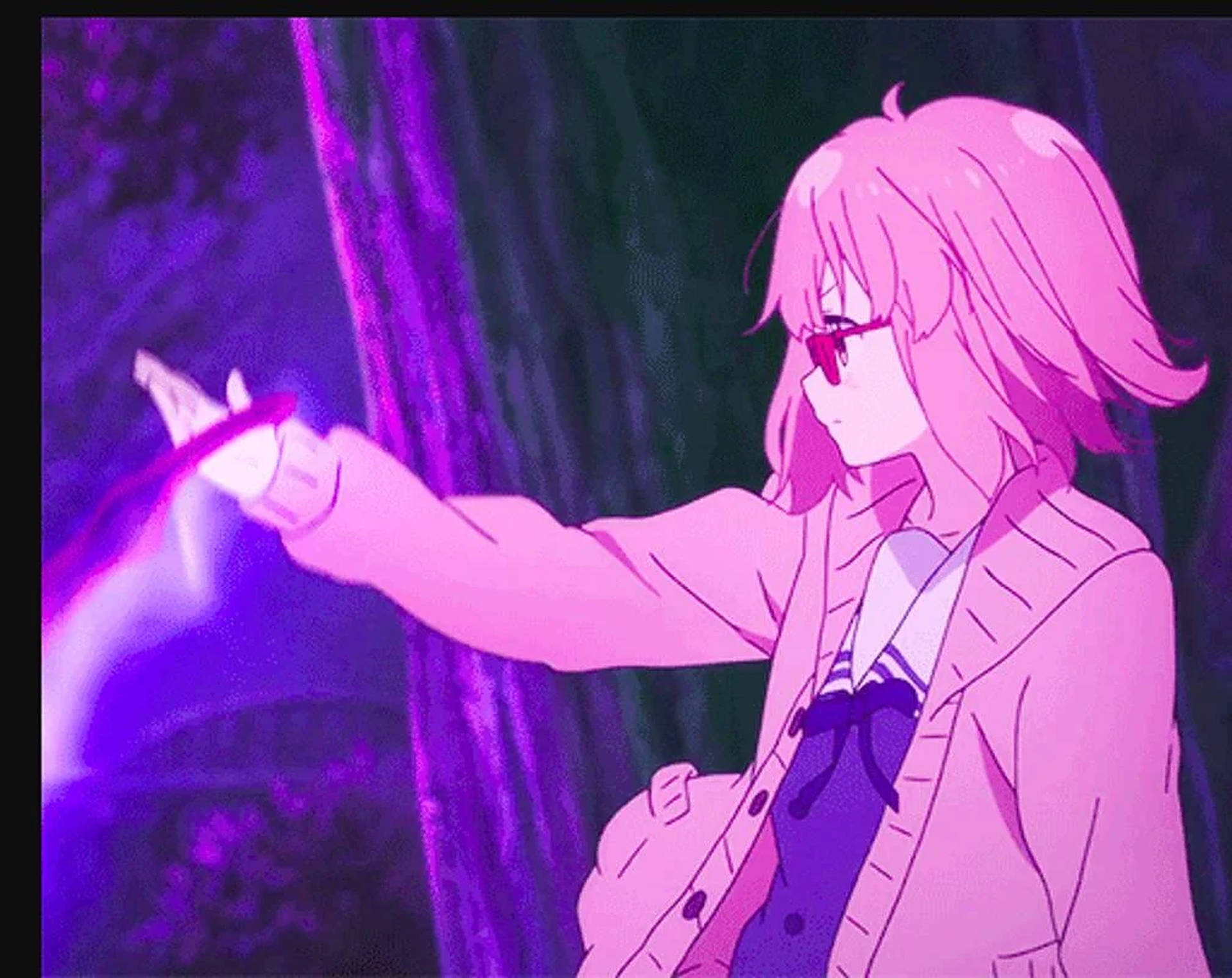 粉紅色頭髮的動漫女孩穿著校服，在黑暗的森林中施展紫色魔法。