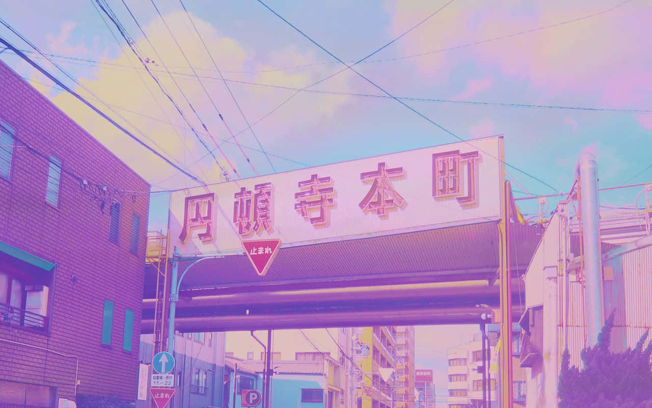粉紅動漫風美學壁紙 壁紙 — 日本充滿活力的柔和色調城市街景，有大型招牌和架空電線，背景是陰天。