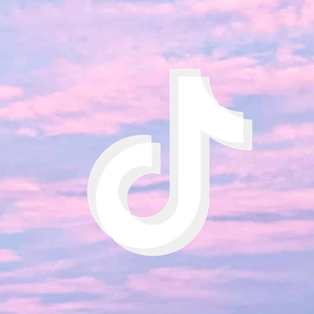 TikTok標誌在粉彩粉紅和紫色天空上