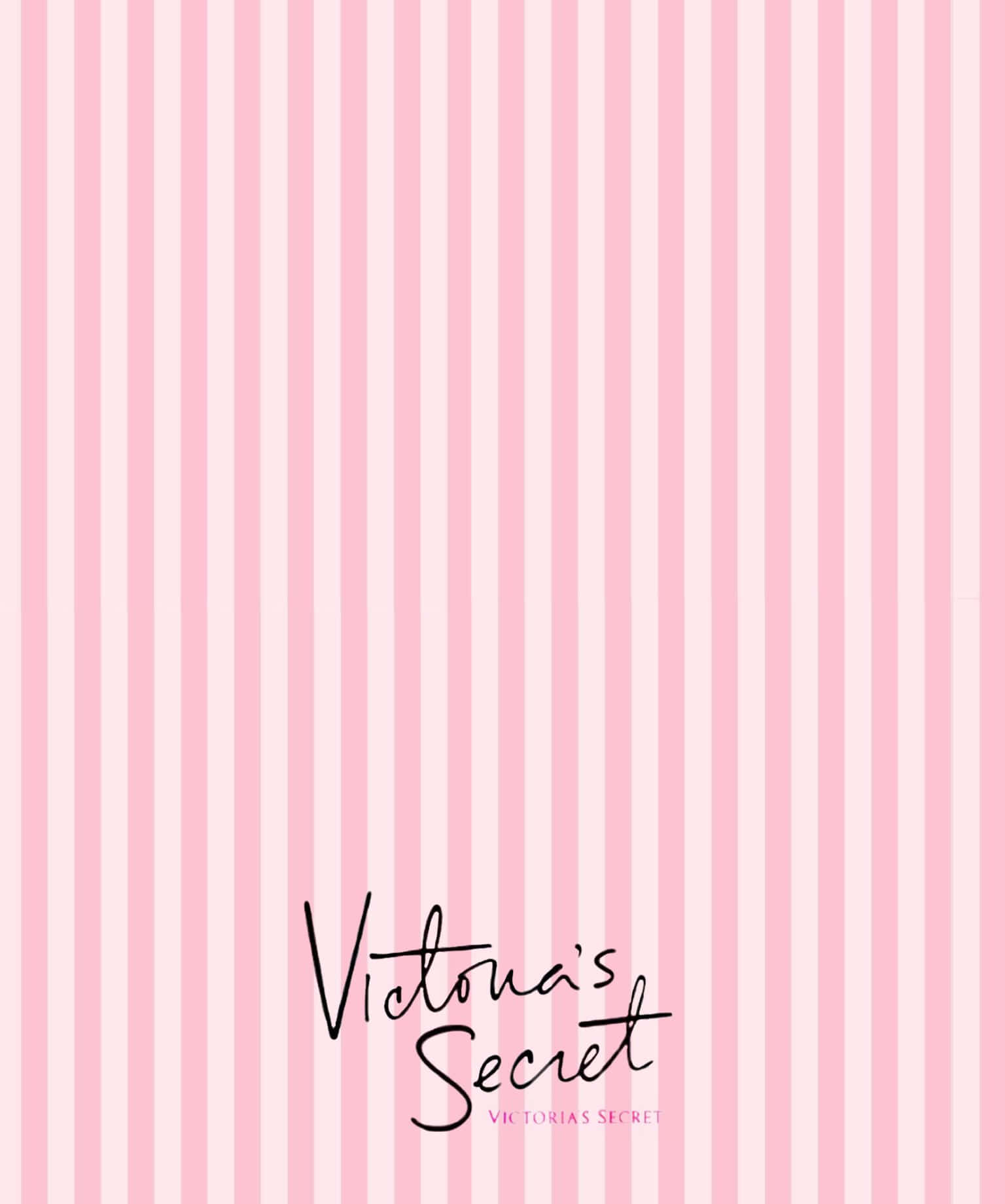 Victoria's Secret 桌布 壁紙 — 粉紅和白色垂直條紋背景，帶有維多利亞的秘密標誌，以優雅的黑色字體呈現。