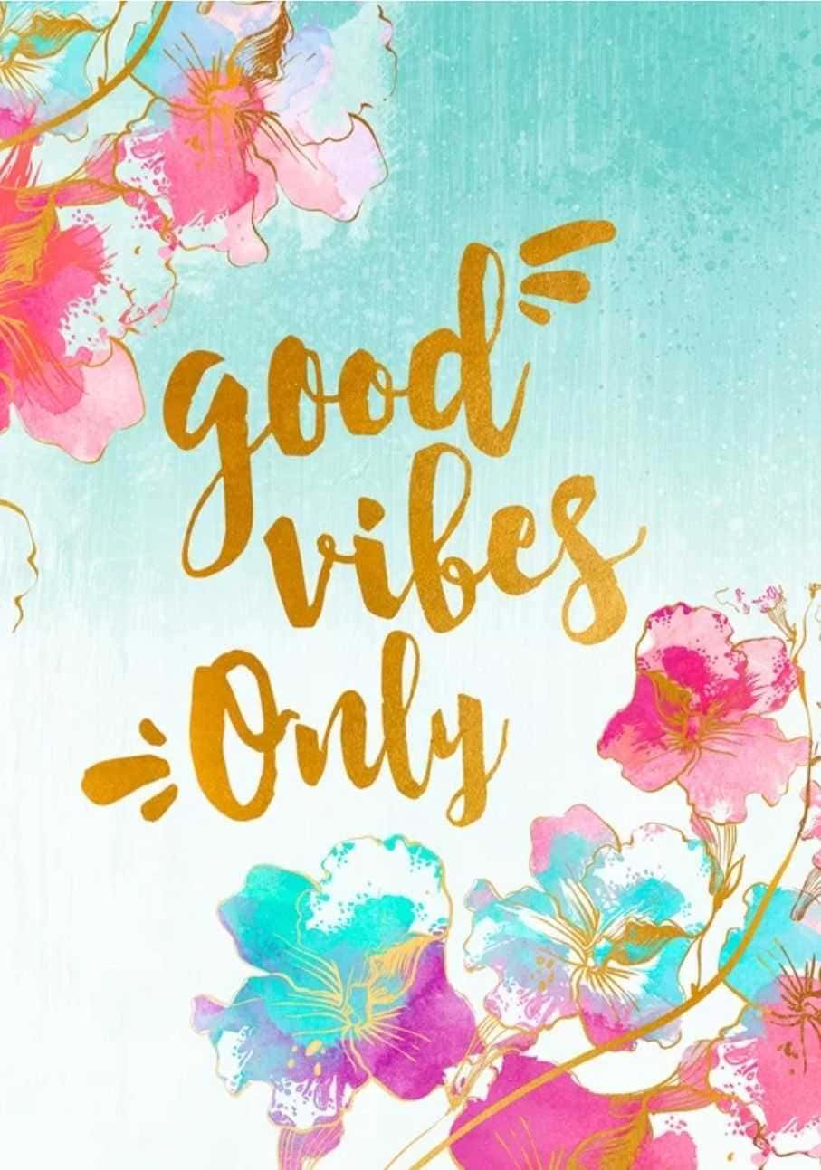 Spring Quotes 桌布 壁紙 — 粉紅和藍綠色的鮮豔水彩花朵環繞著金色草書文字「good vibes only」，背景為有紋理的天空藍色。