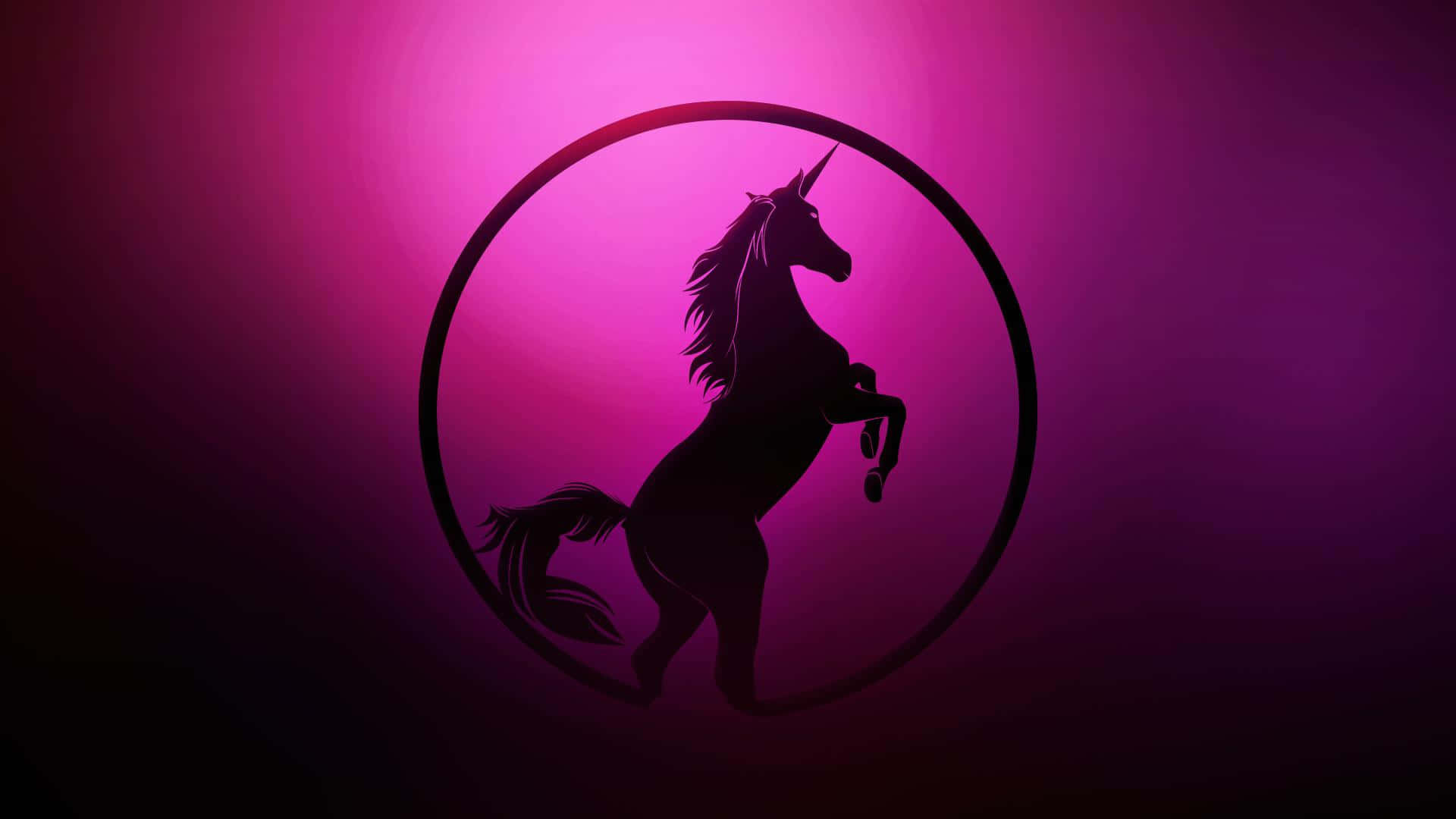 一個黑色獨角獸剪影在圓圈內豎立，背景是紫色漸變。