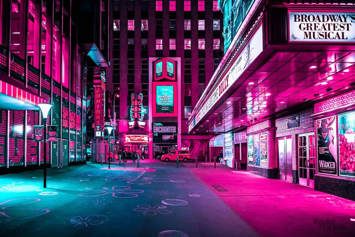 夜晚霓虹燈照亮的百老匯劇院街，閃爍的招牌和反光的人行道。