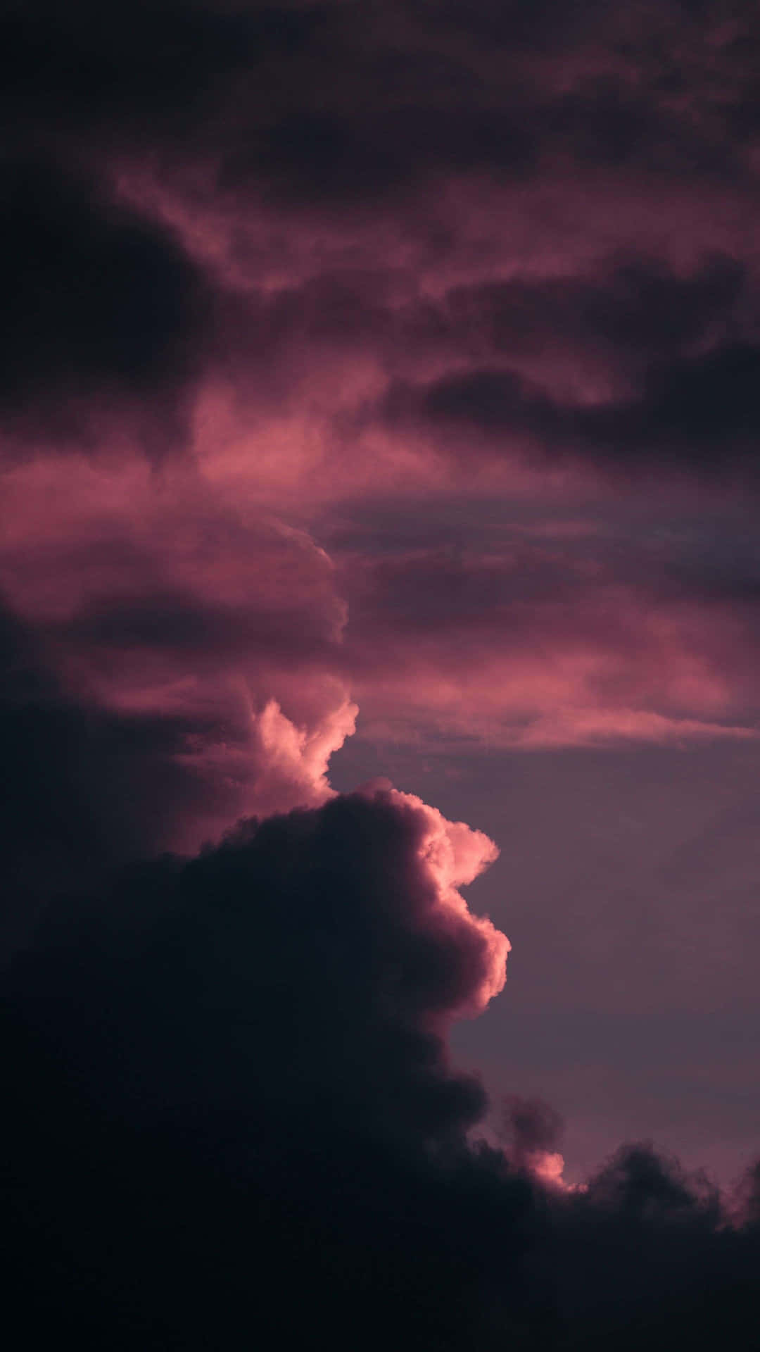 黃昏時分暴風雨的天空中戲劇性的紫色和粉紅色雲彩。