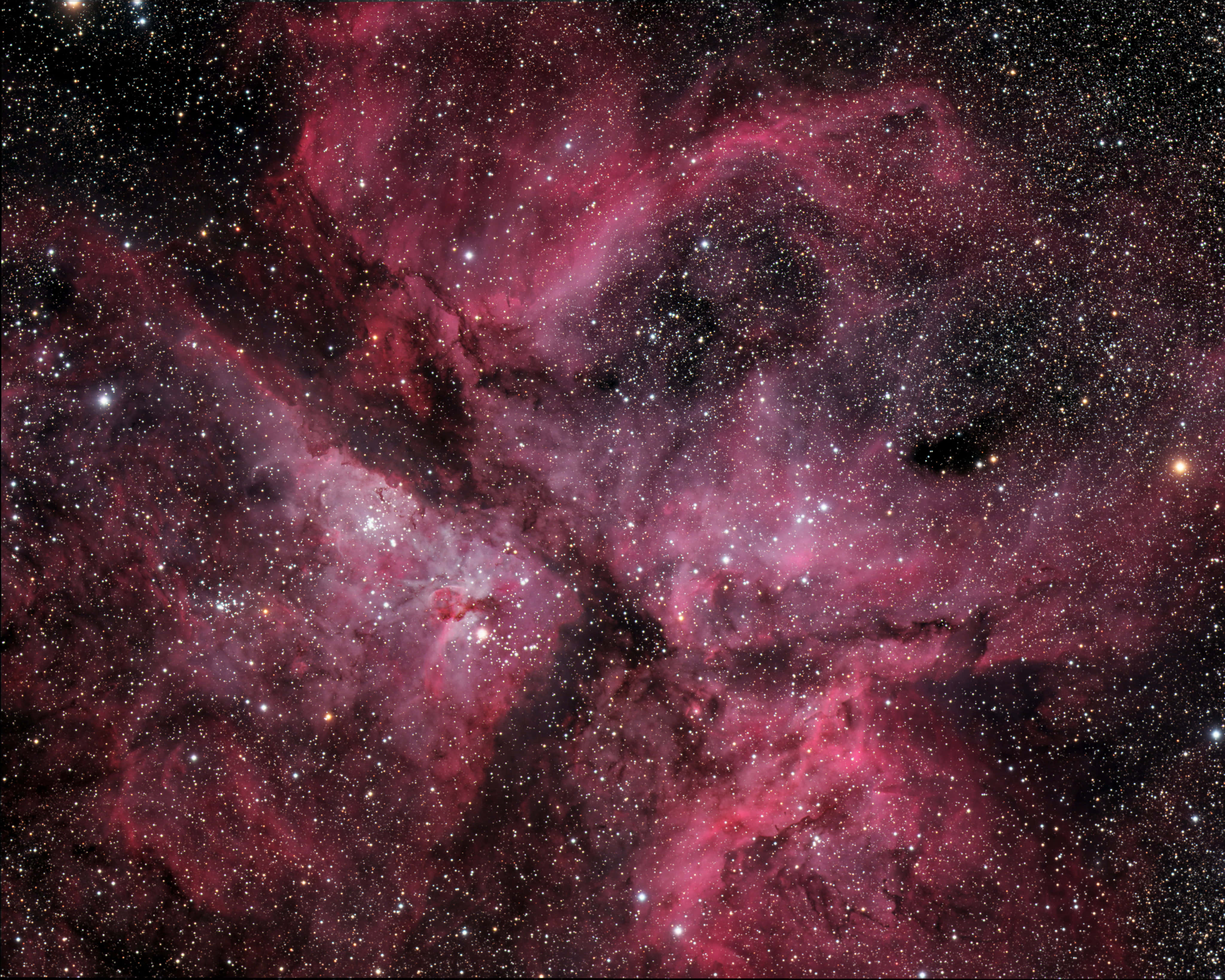 粉紅太空中的霓虹燈光 壁紙 — 一個充滿活力的宇宙星雲，在星空背景下旋轉著深洋紅色和深紅色的雲層。