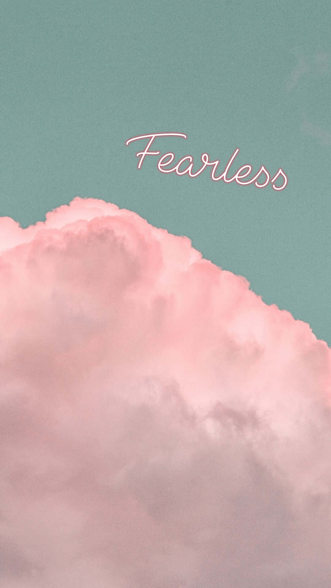 粉紅雲朵，上方以草書寫著fearless，背景為青綠色天空。