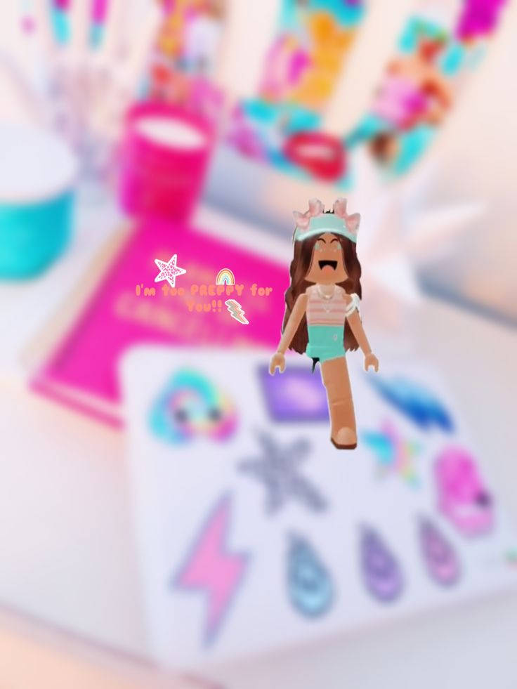 一個戴著皇冠的 Roblox 頭像在一個有貼紙和顏料的手工桌上微笑。