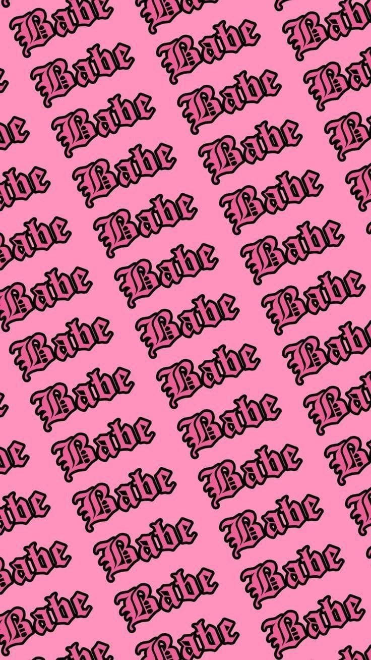 粉紅色壁紙上重複著黑色輪廓哥德式字體 'Babe' 文字。