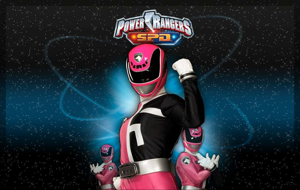 Power Rangers 桌布 壁紙 — 粉紅戰士英勇地站在星光宇宙背景前，帶有發光的藍色能量軌跡和上方的SPD標誌。