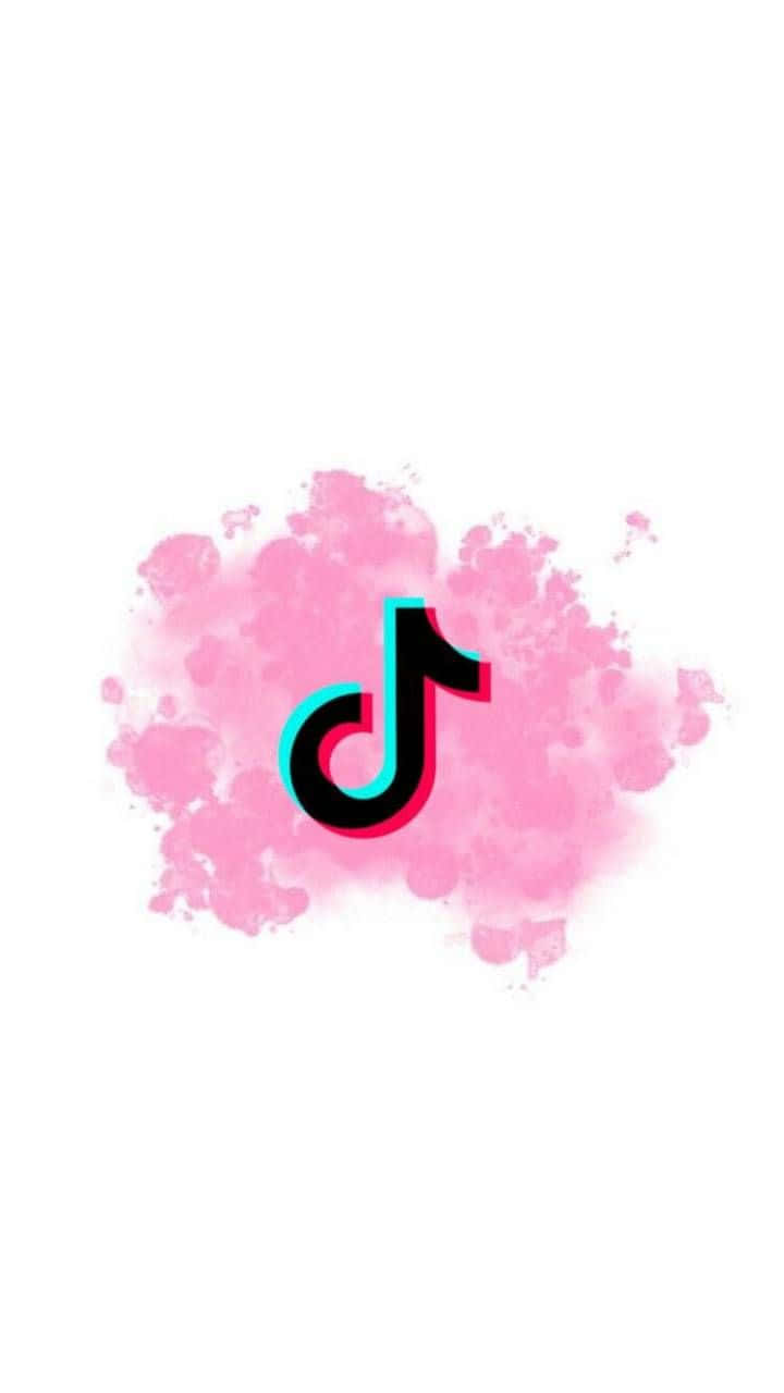 TikTok 標誌，在粉紅色水彩背景上帶有彩色輪廓。