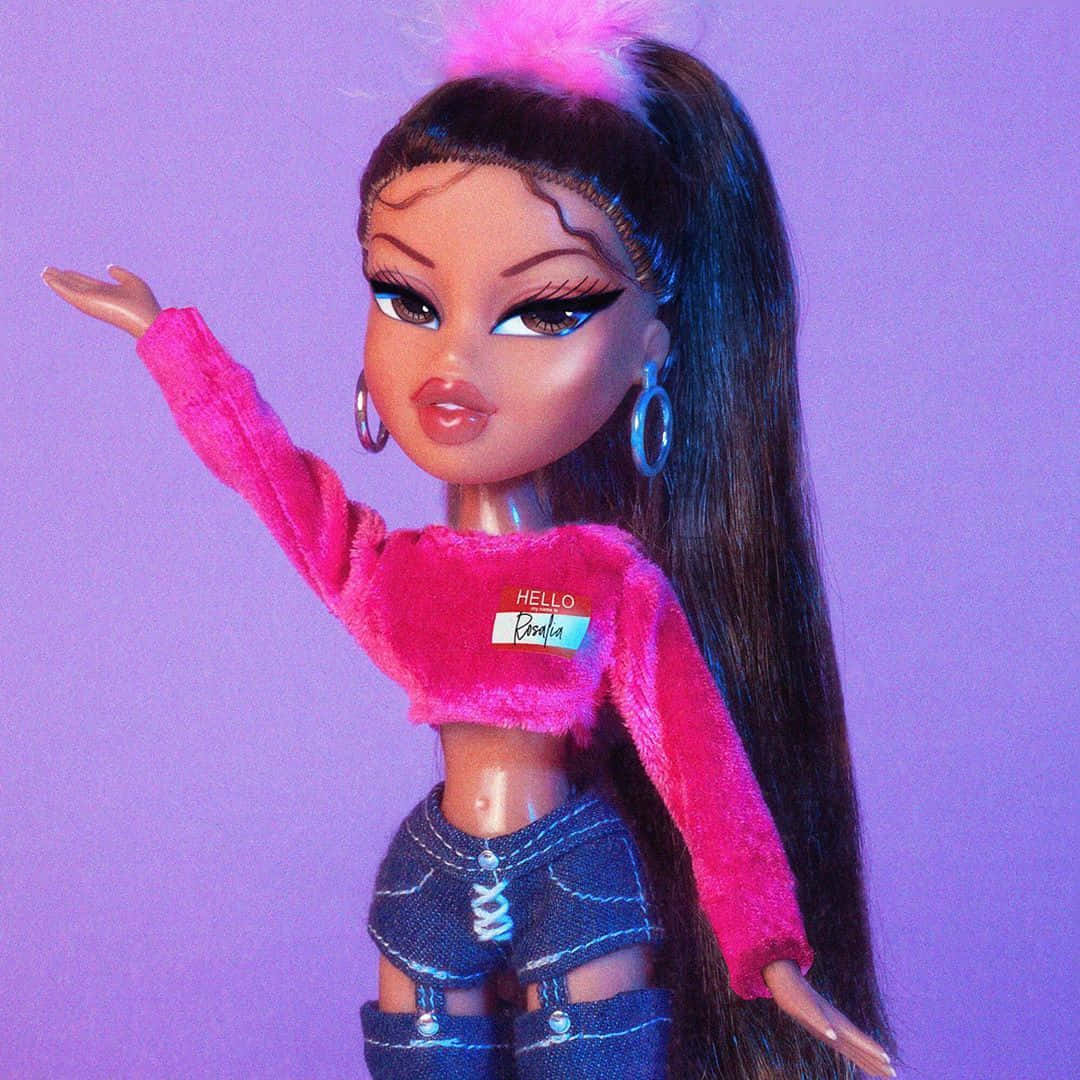 Bratz 娃娃穿著粉紅色絨毛上衣和牛仔短褲，配有粉紅色羽毛髮飾。 — Bratz風格 壁紙