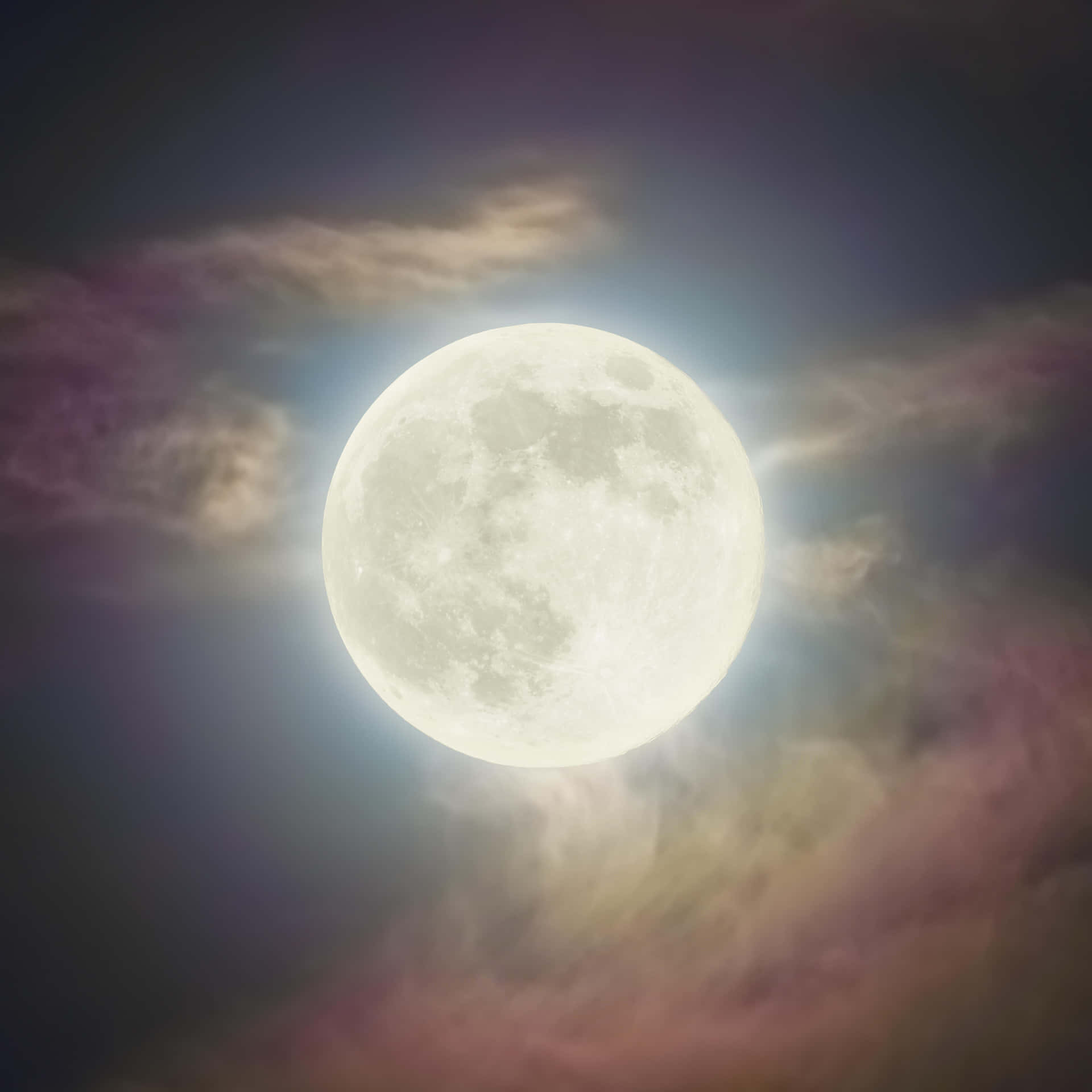 明亮的滿月穿過色彩繽紛的雲層，在漆黑的夜空中閃耀。