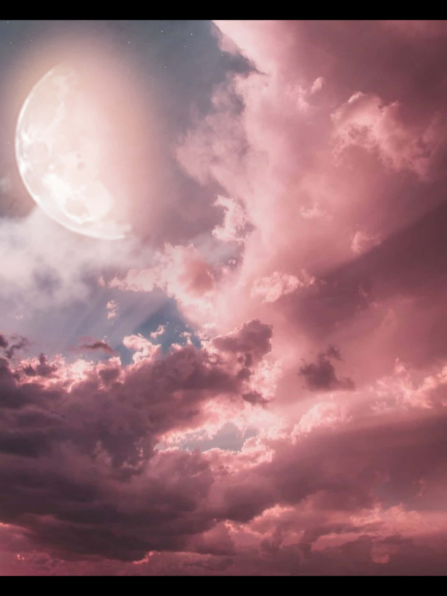 滿月透過粉紅色和紫色的雲層在夜晚閃耀。