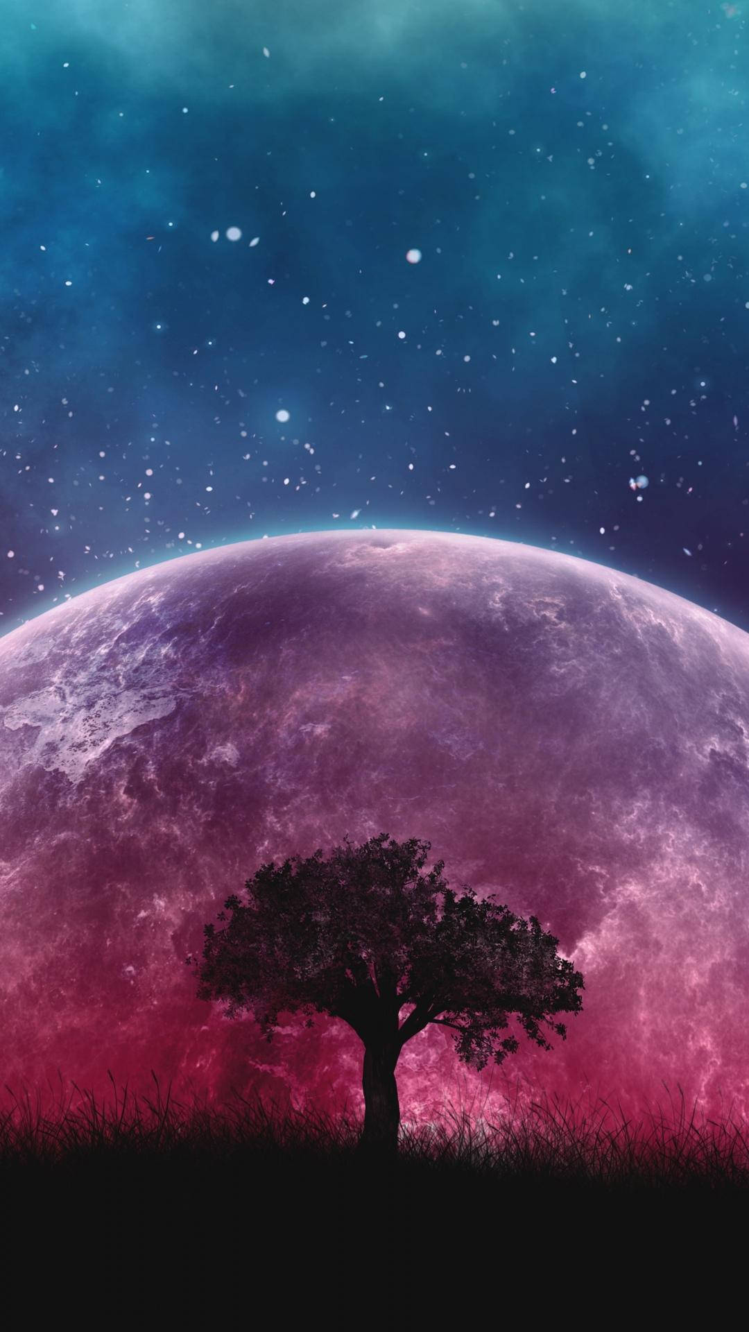 一棵孤樹在星空下映襯著發光的外星行星。