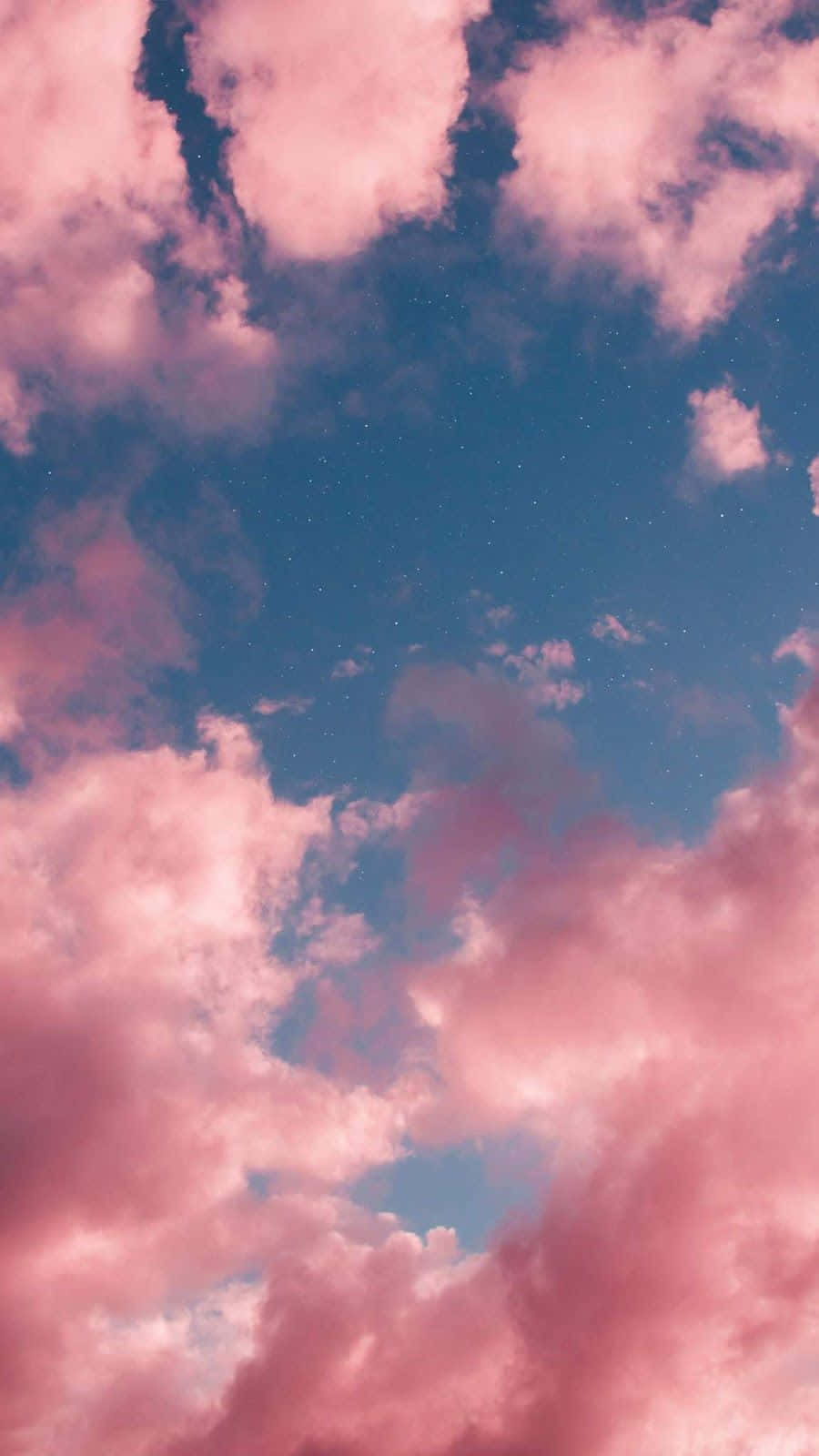 粉紅色的雲朵在黃昏的星空藍天上漂浮。