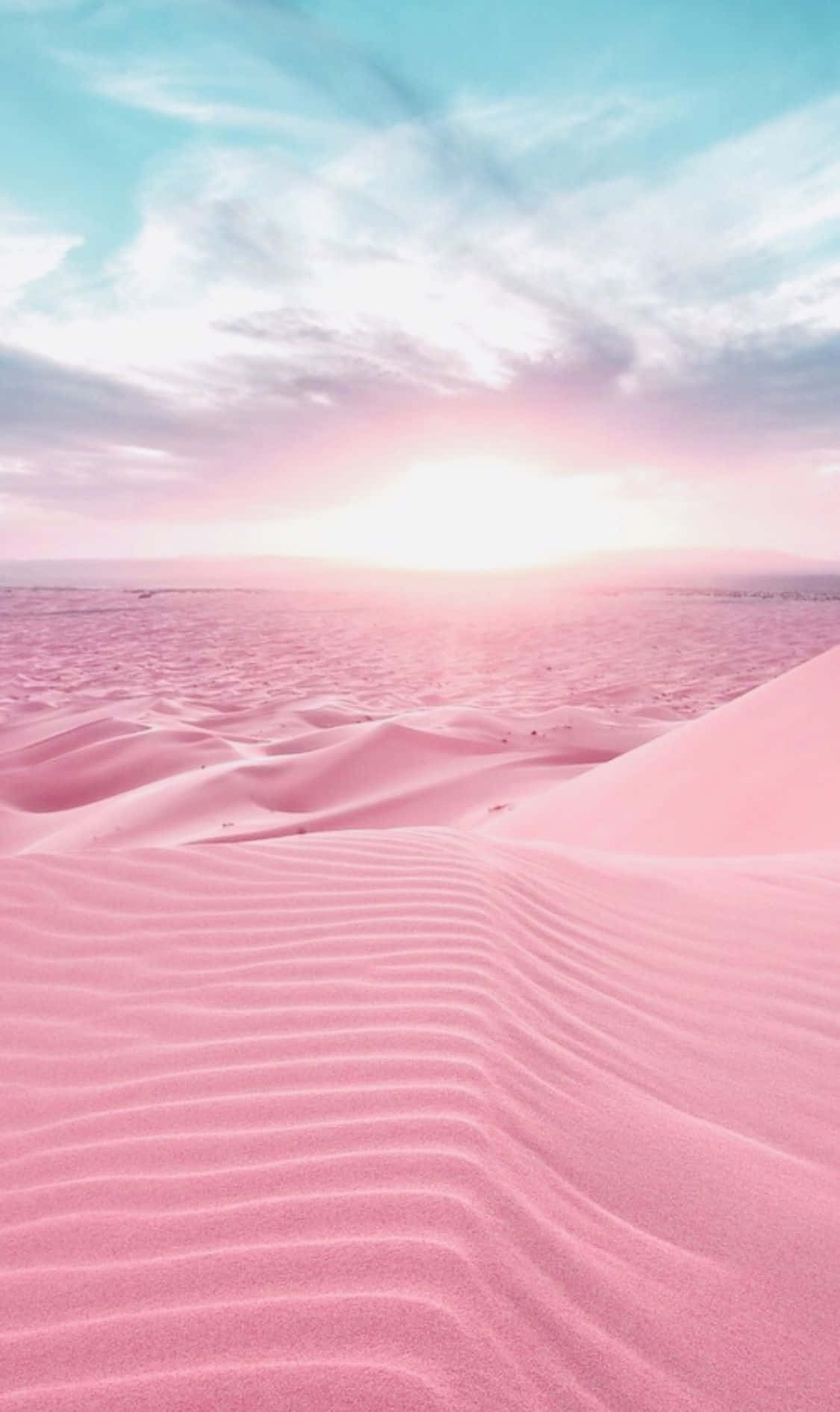 Pink Sand Beach 桌布 壁紙 — 粉紅沙丘在柔和色調的天空下起伏，太陽在地平線上微微發光。
