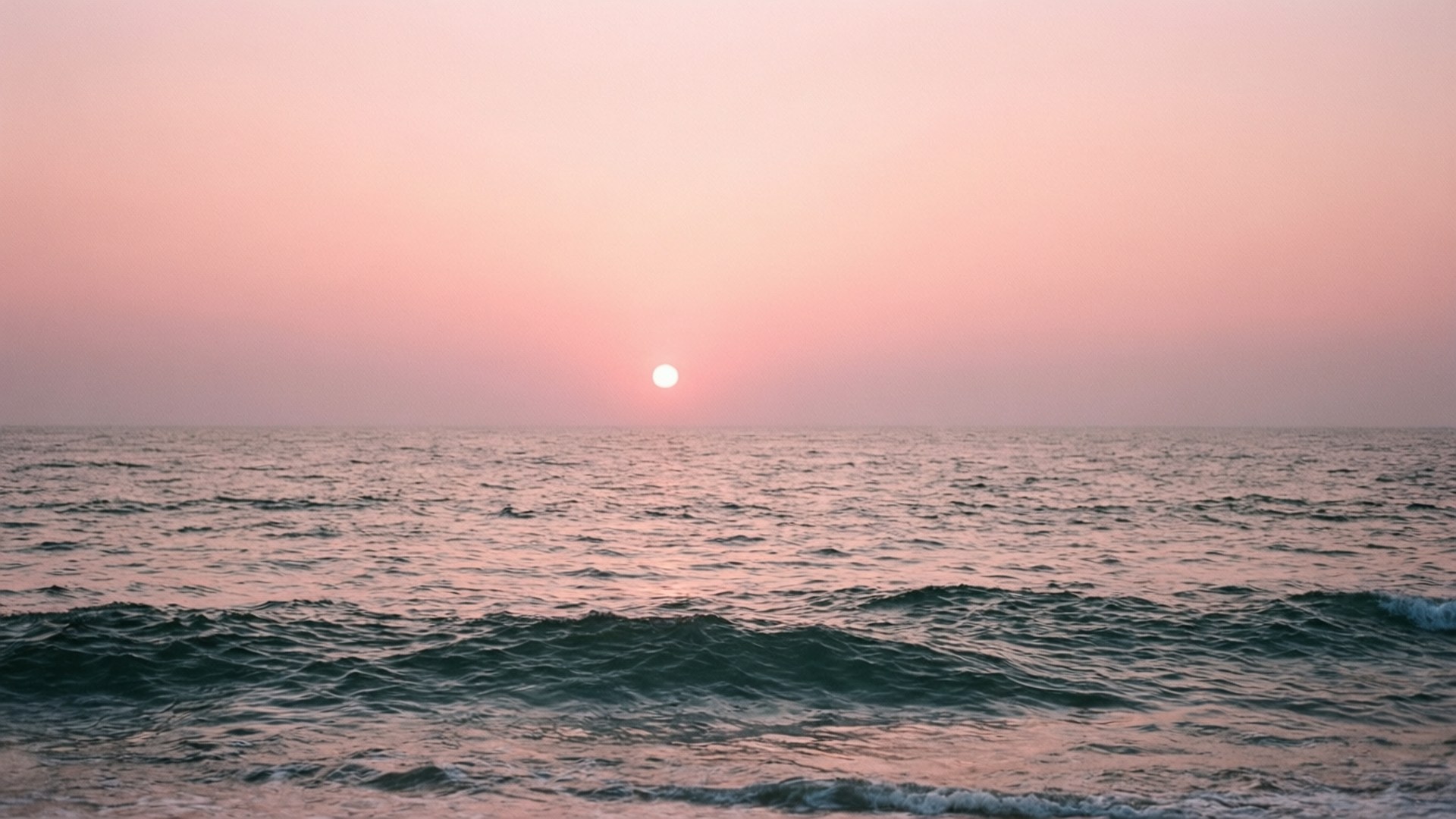 海洋上的日落，粉紅色的天空和溫柔的波浪