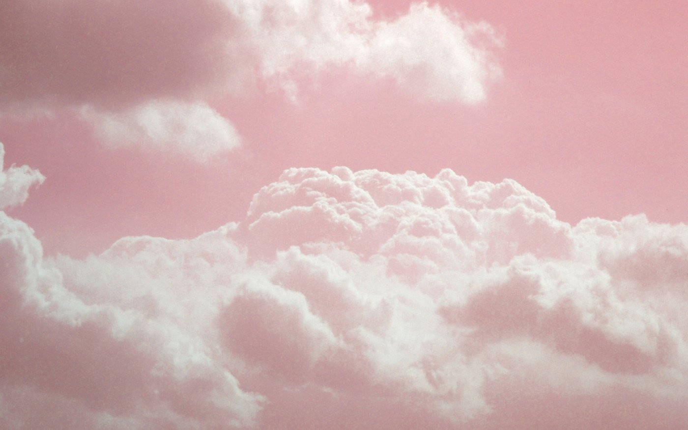 粉彩粉紅天空充滿柔軟蓬鬆的雲朵，輕輕飄動。