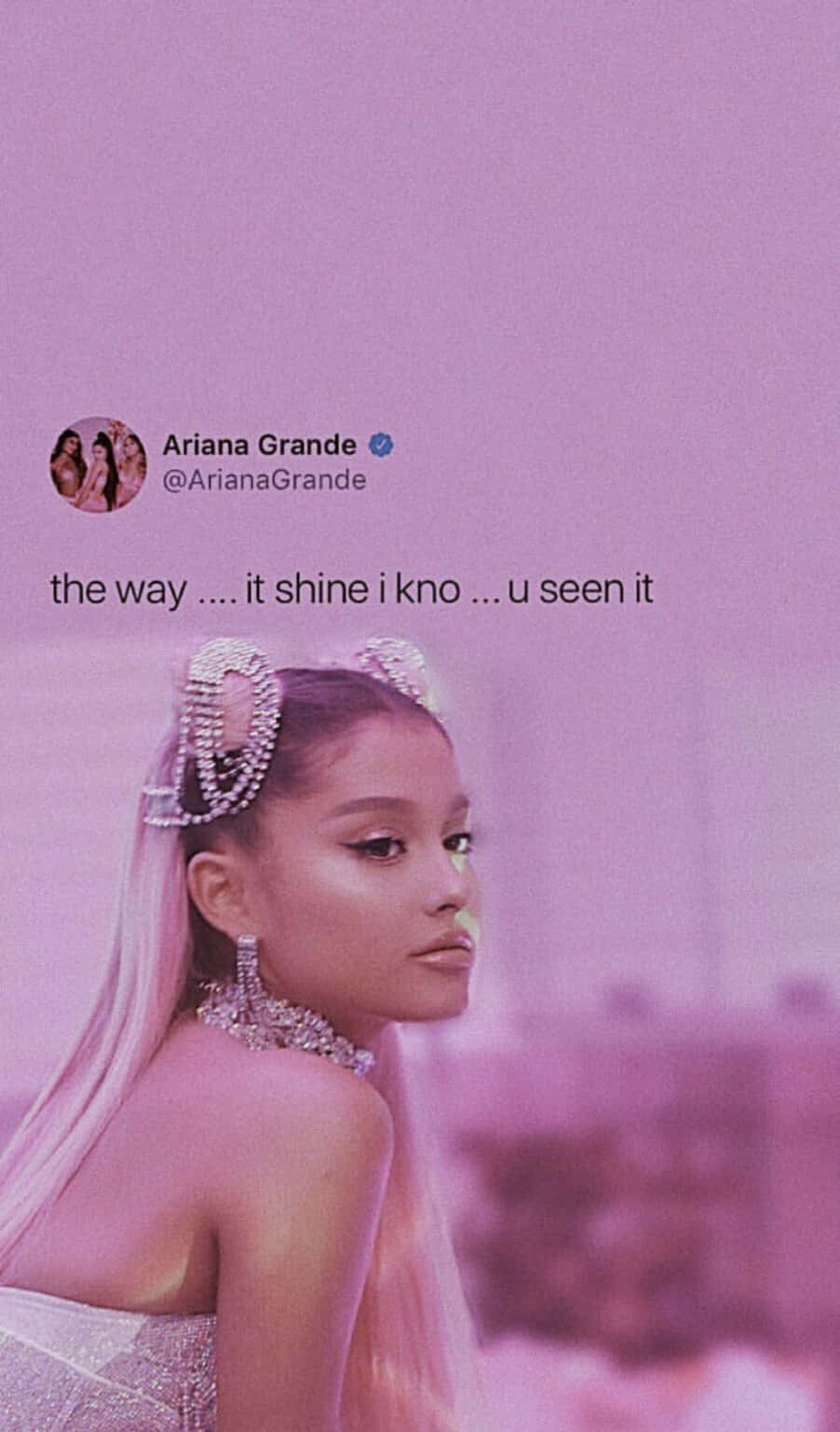Ariana Grande 身穿粉紅色服裝，搭配鑽石髮飾和文字疊加。