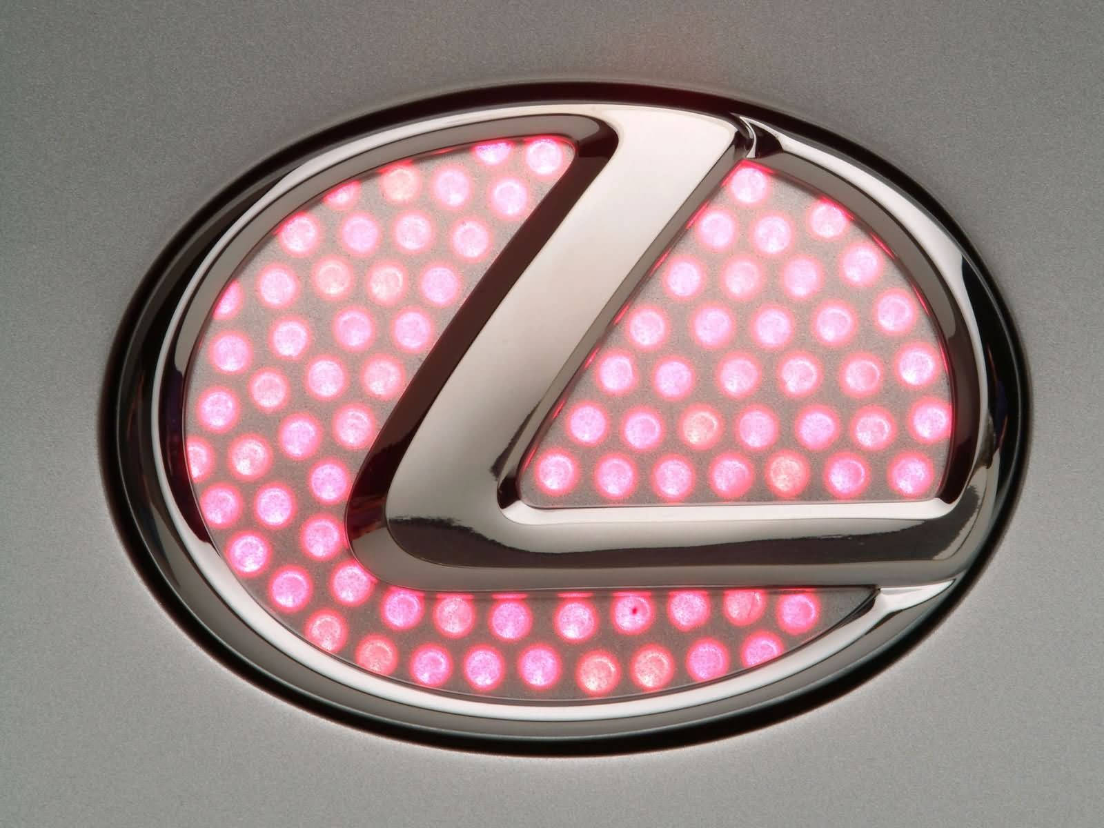 銀色車頭蓋上以粉紅色 LED 照亮的 Lexus 標誌。