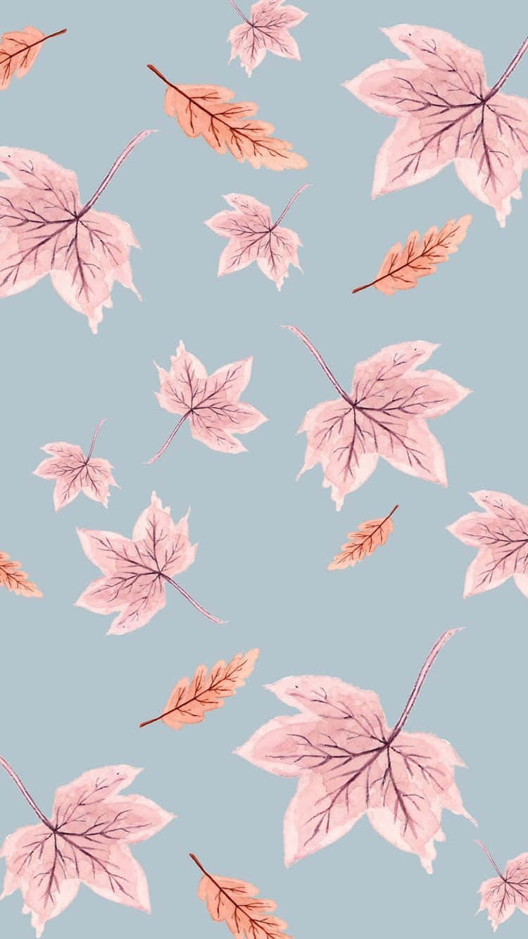 藍色背景上以水彩圖案呈現的粉紅色和橙色秋葉。