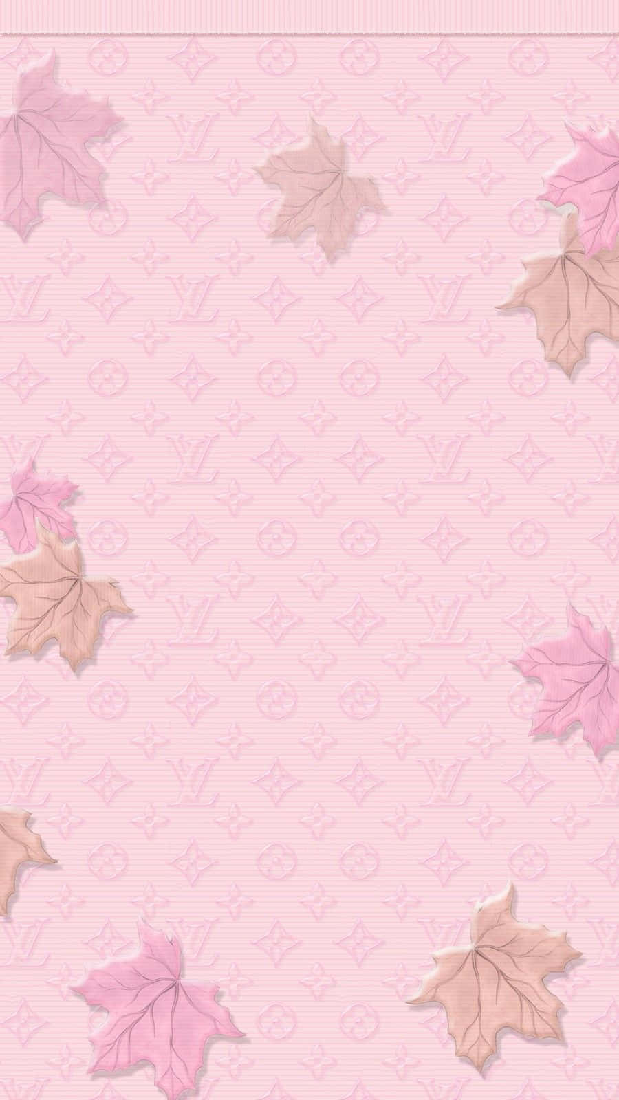粉紅色楓葉散落在 Louis Vuitton 字母圖案背景上。