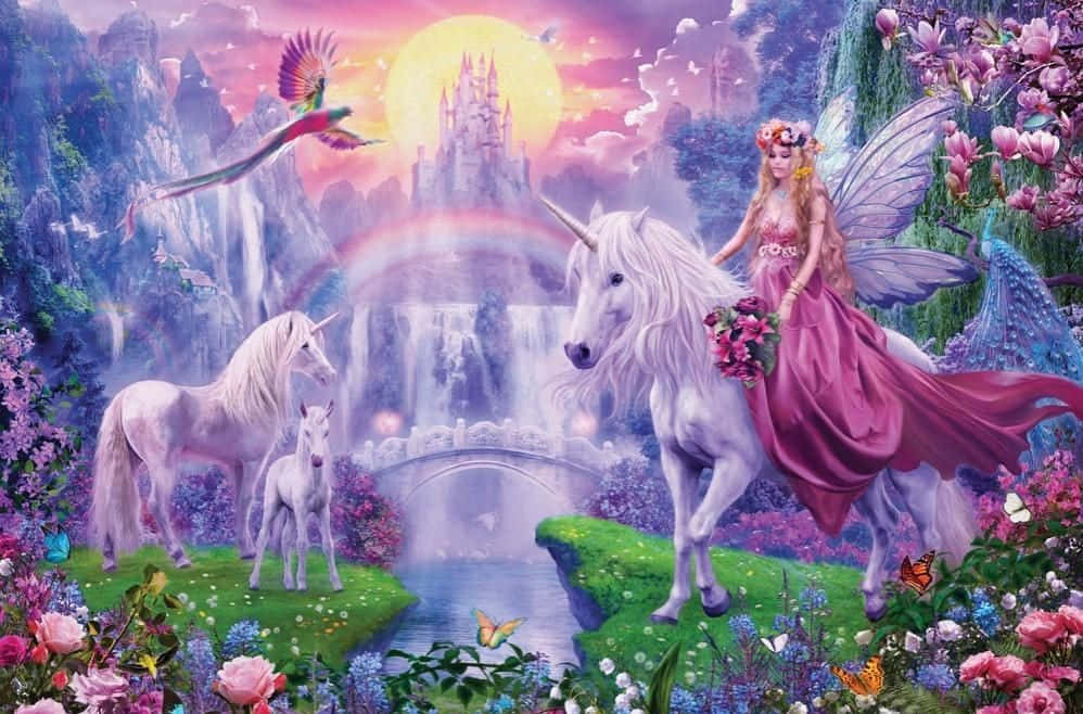 仙女在日落時分於魔法花園中騎著獨角獸，背景有城堡和彩虹。
