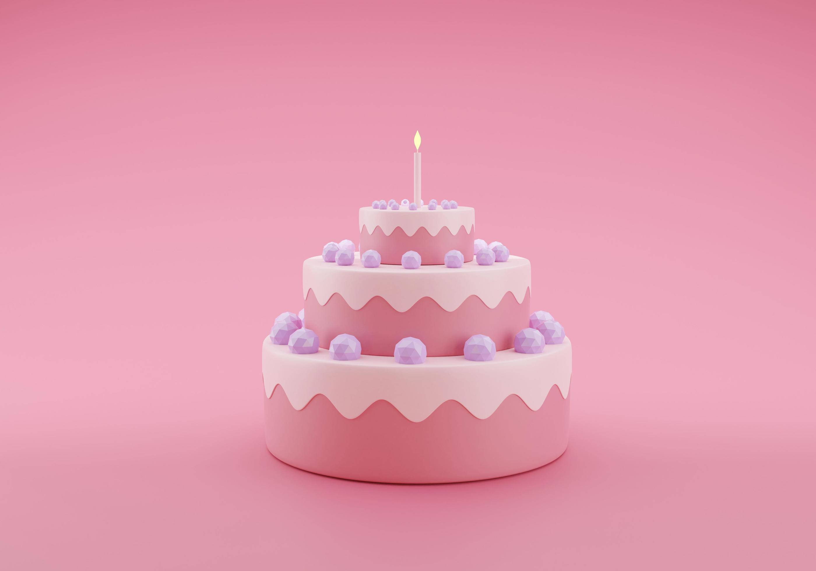 粉紅糖霜生日蛋糕 壁紙 — 一個三層粉紅色生日蛋糕，上面有一根點燃的蠟燭和紫色翻糖球，背景為純粉紅色。