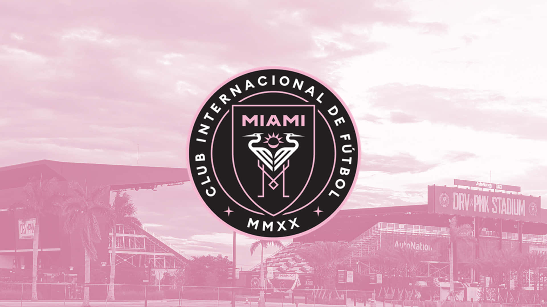 粉紅美學 Inter Miami FC 官方隊徽設計 壁紙 — DRV PNK 體育場的粉紅色調景觀，上面突出顯示了 Club Internacional de Fútbol Miami 標誌。