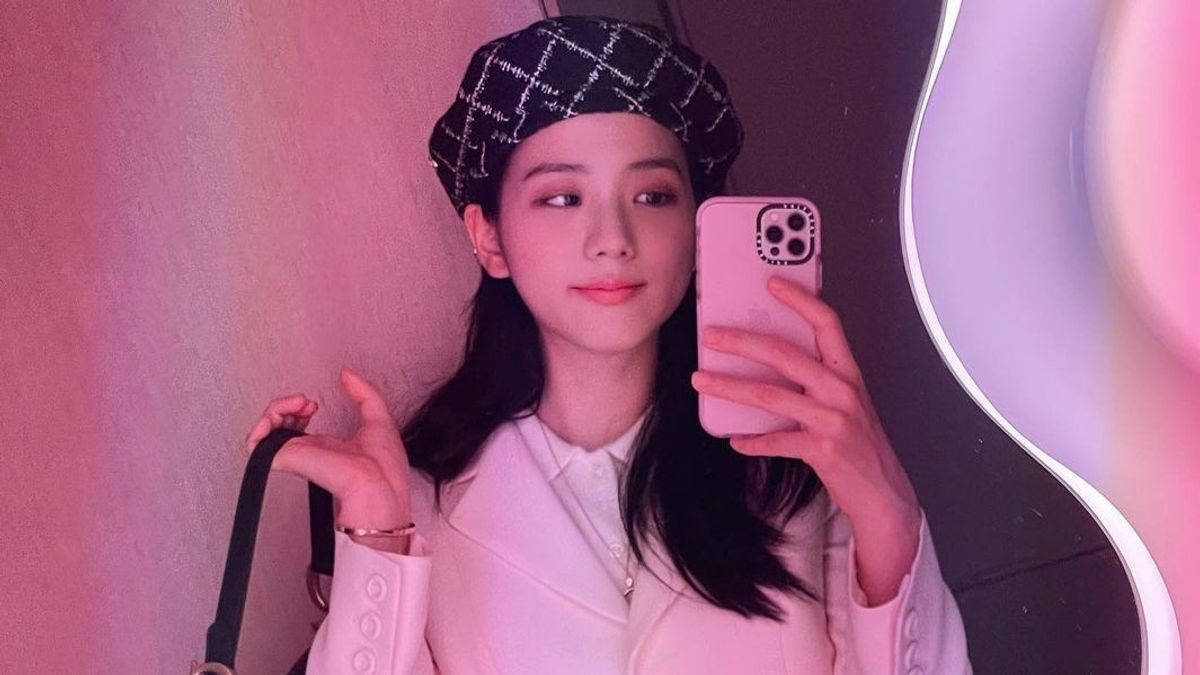 粉紅美學Jisoo 壁紙 — 一位身穿粉紅色外套和黑色貝雷帽的年輕女性，在柔和的粉紅色和紫色燈光下，用粉紅色手機對著鏡子自拍。